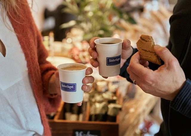 P&aring; s&ouml;ndag har vi &ouml;ppet en stund&hellip; Fr&aring;n kl 12, har du m&ouml;jlighet att njuta av en god kopp kaffe hos oss eller kommer du bara in och kollar in v&aring;rt sortiment. Hoppas vi ses p&aring; s&ouml;ndag! #&ouml;ppetenstundi