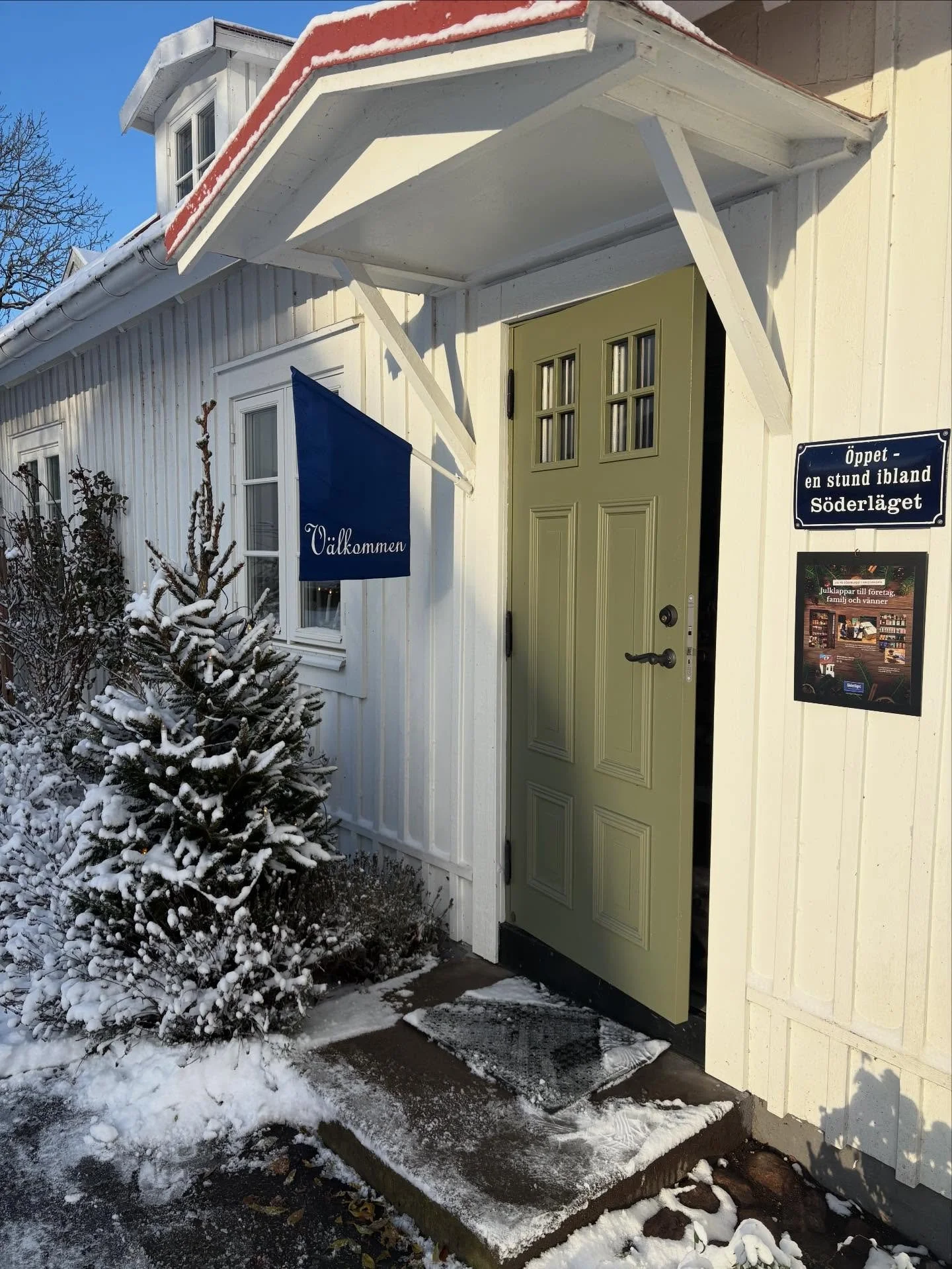 Till helgen &ouml;ppnar vi igen🙌! Varje l&ouml;rdag och s&ouml;ndag under advent har vi &ouml;ppet 12-16! V&auml;lkomna in! Vi har massor av gott inf&ouml;r julen - g&aring;-bort-present, avslutningspresent till l&auml;rare/tr&auml;nare&hellip; och 