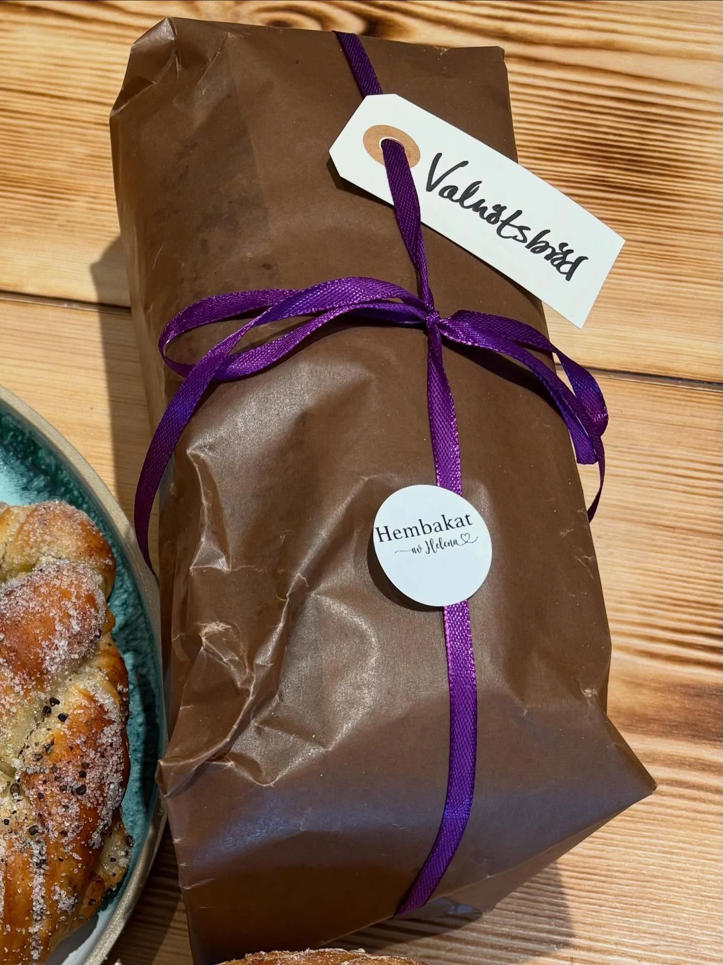 &Auml;ntligen valn&ouml;tsbr&ouml;d😋! Varje helg fram till jul kommer vi bl.a. att s&auml;lja @hembakatavhelena supergoda valn&ouml;tsbr&ouml;d🥰. Vi har &auml;ven hennes fantastiska pepparkaksdeg. Vi har &ouml;ppet l&ouml;rdag &amp; s&ouml;ndag 12-