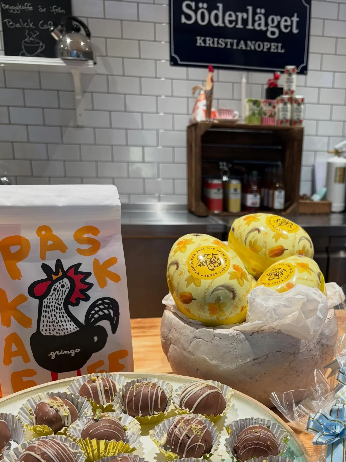 Nu &ouml;ppnar vi f&ouml;r s&auml;songen 🙌! V&auml;lkomna in till oss under hela p&aring;skhelgen, vi har &ouml;ppet 12-16. Ni hittar massor av goda nyheter, bl.a. supergoda praliner fr&aring;n @choclawi ❤️. Vi ses 🐣#&ouml;ppetenstundibland