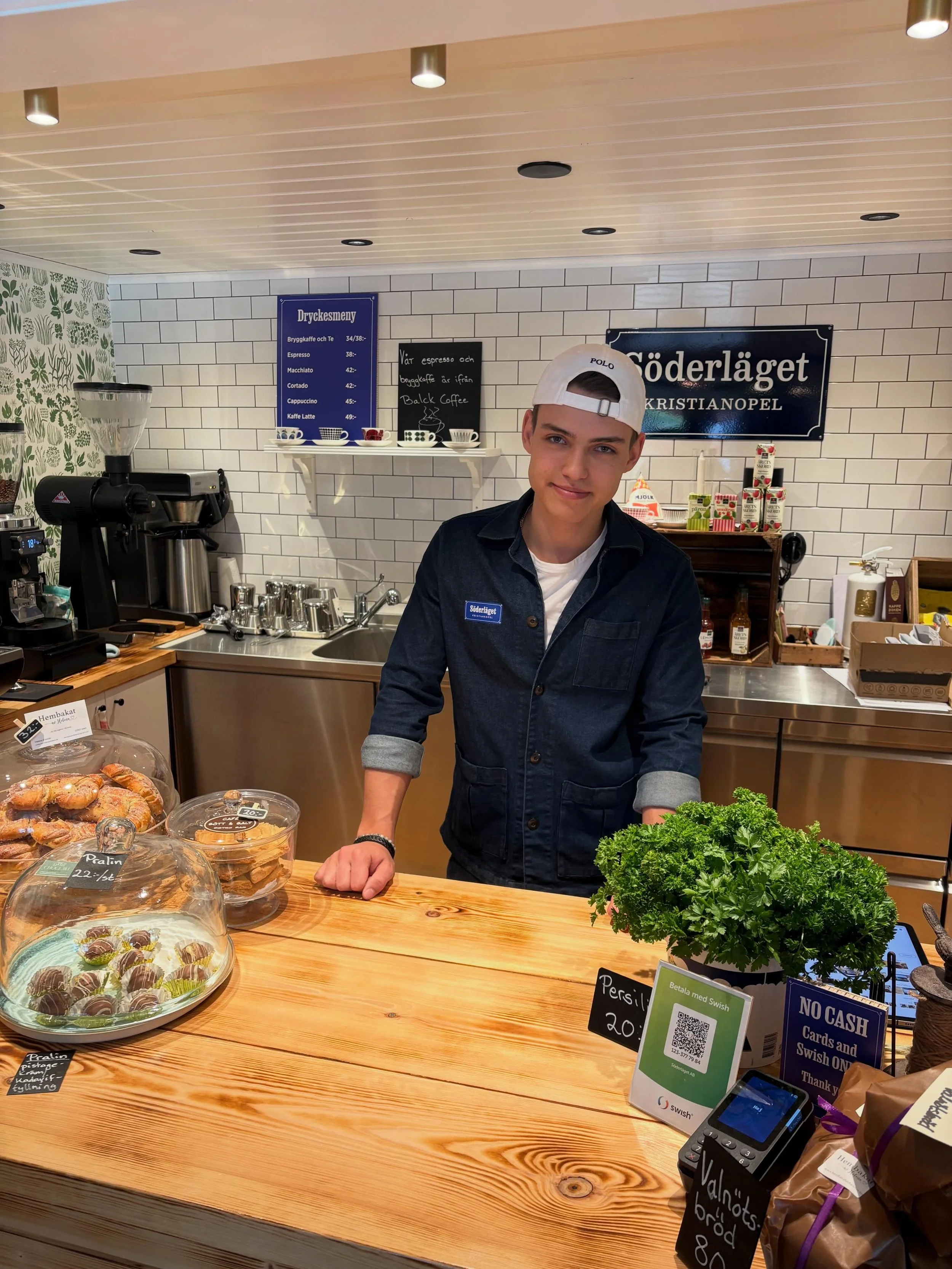Idag h&auml;lsar William er v&auml;lkomna in till S&ouml;derl&auml;get🥰! Han &auml;r expert p&aring; att g&ouml;ra gott kaffe och du kan dessutom f&aring; en nalle i din skummade mj&ouml;lk 🤩 Till kaffet, kanske en smarrig pralin fr&aring;n @chocla