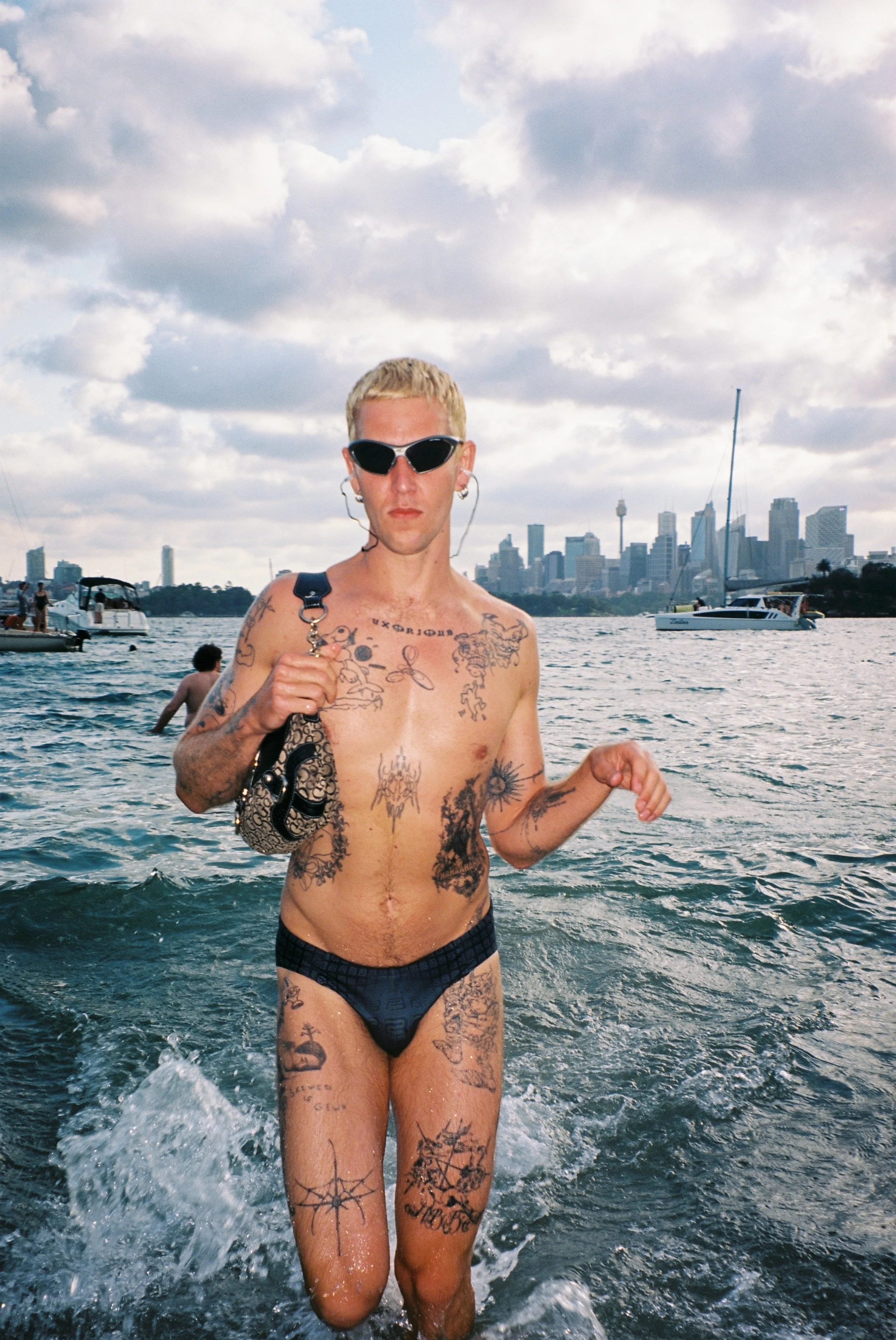 4052000000-R1-35-1 2.JPG