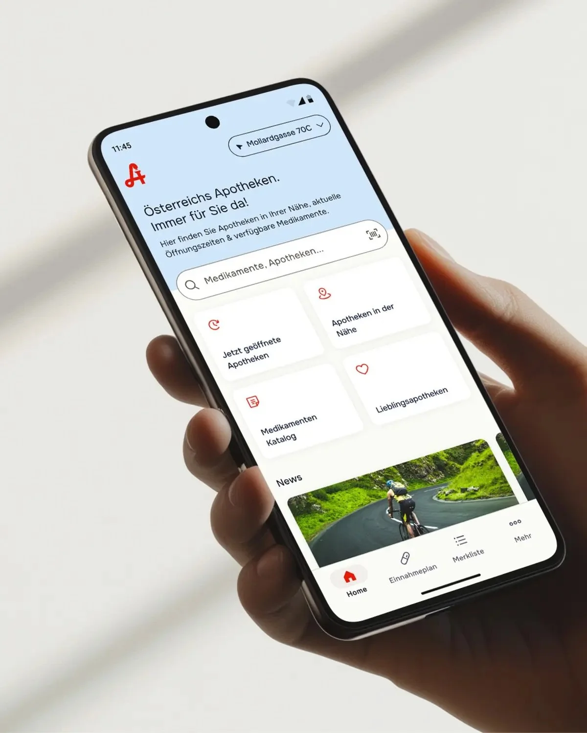 Eine Hand hält ein Smartphone, das die ApoApp zeigt.