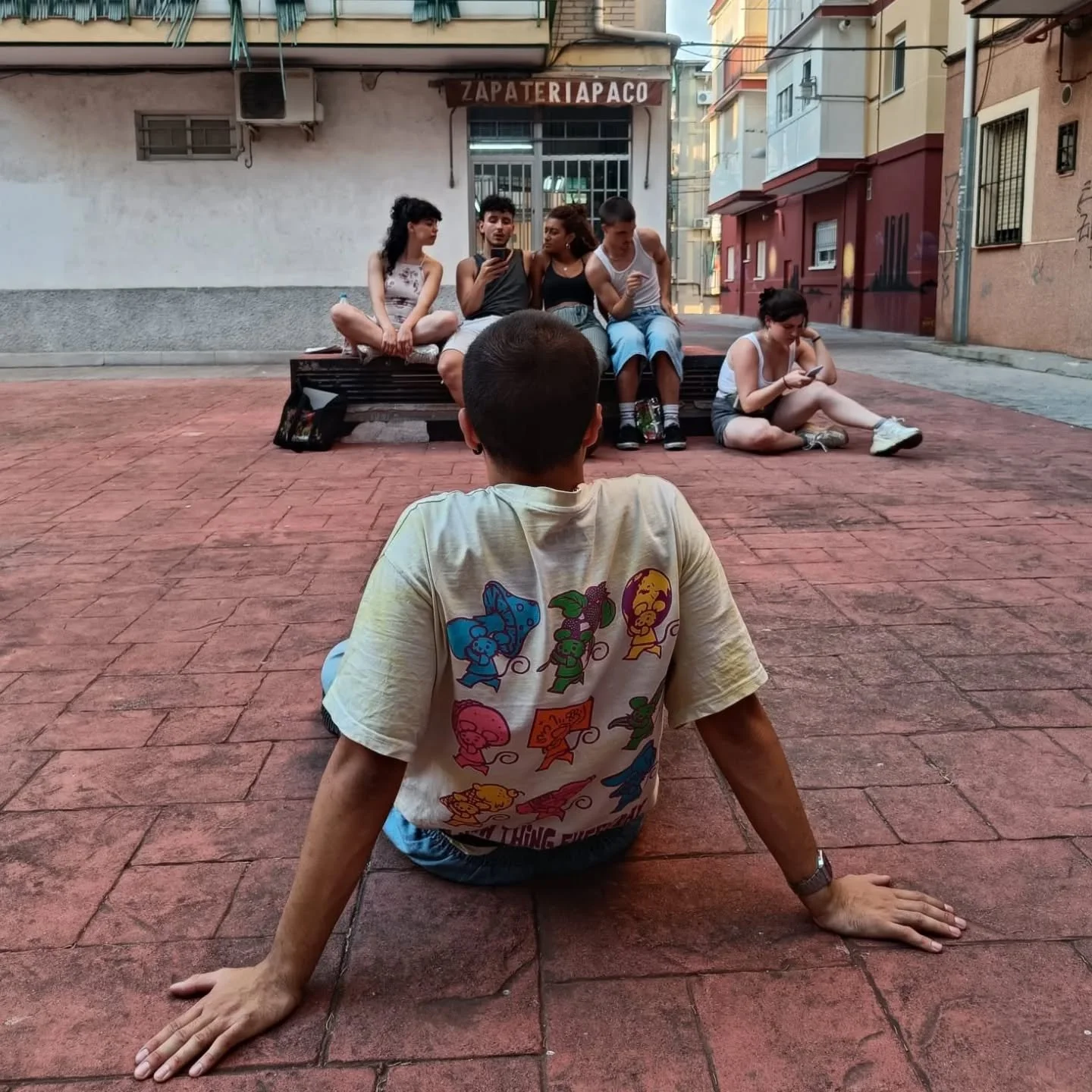 Historia de un plano 🖼️

Todo comienza con una idea, una intuici&oacute;n sin forma que se debe encuadrar y dotar de dimensiones. Luego llega todo lo dem&aacute;s: storyboards, pruebas de c&aacute;mara, localizaciones, el rodaje, el color... 

Y des