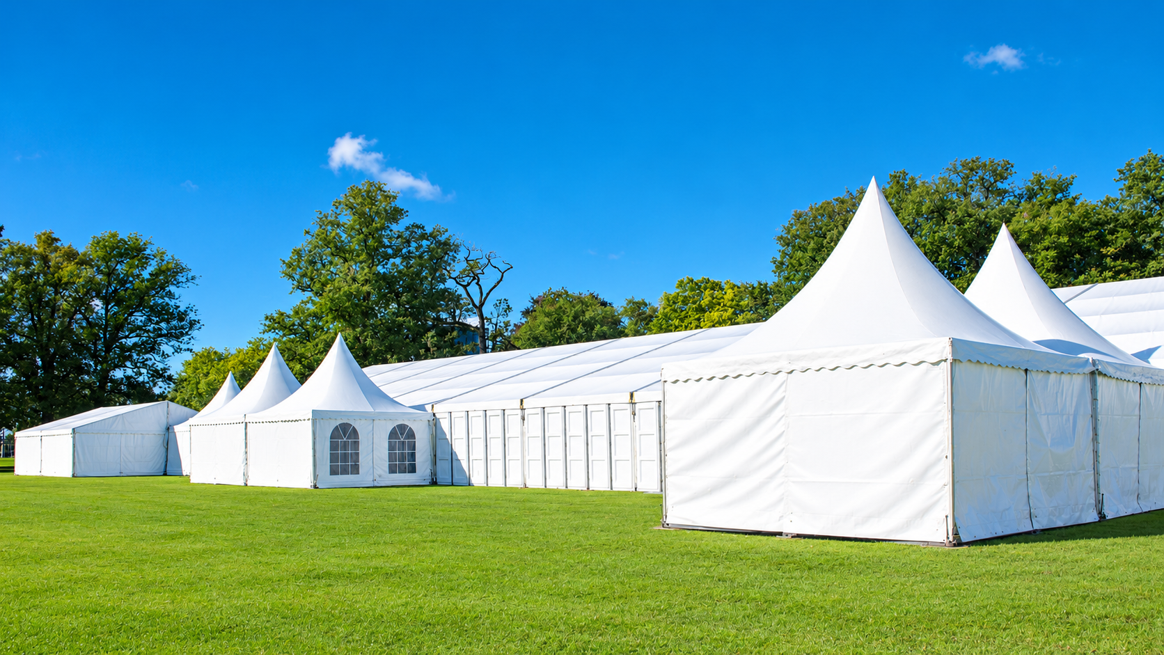 Barnum en complément d’une tente de réception pour un mariage