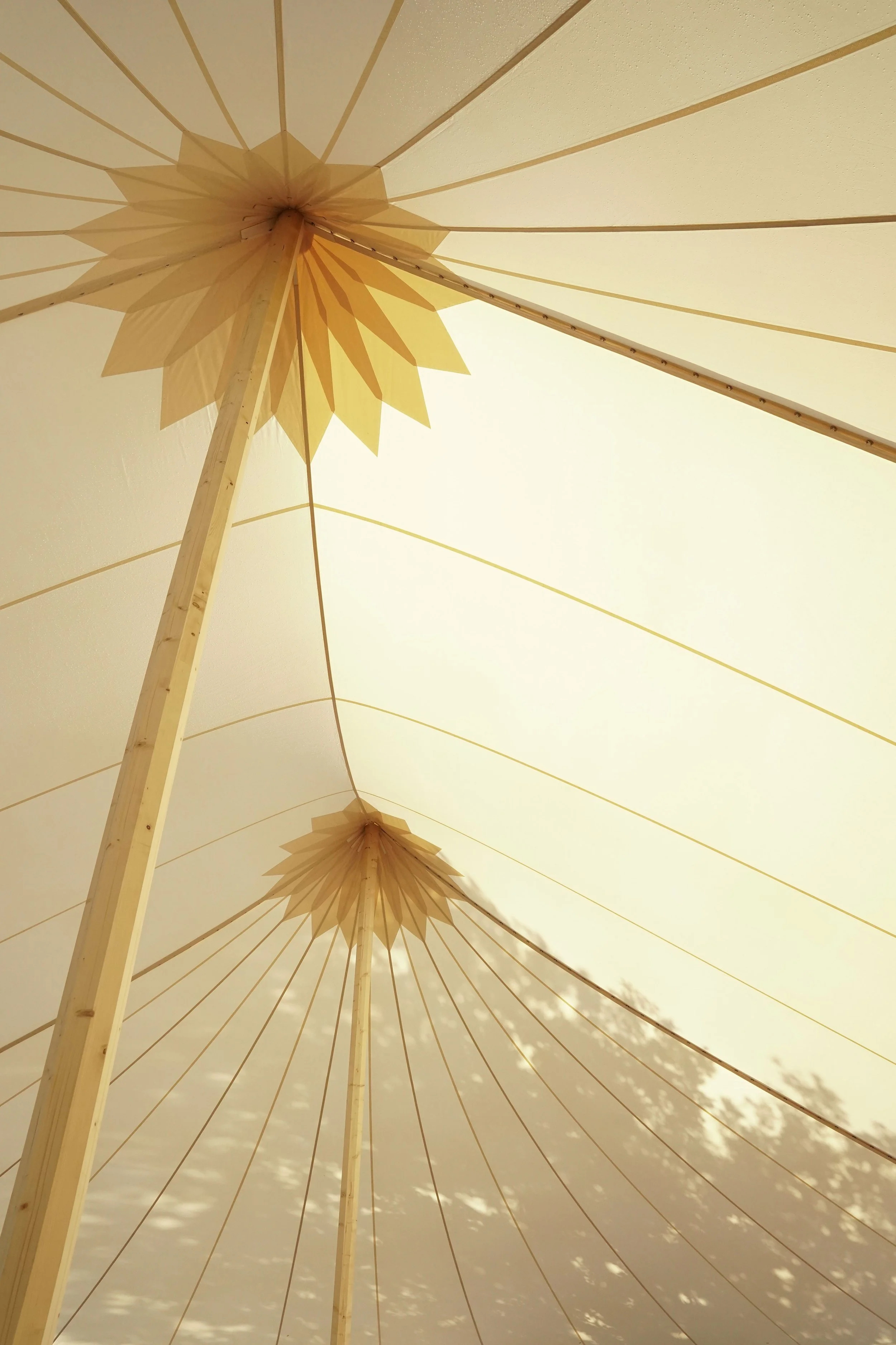 Aménagement intérieur sous tente Bohème ivoire pour réception en extérieur