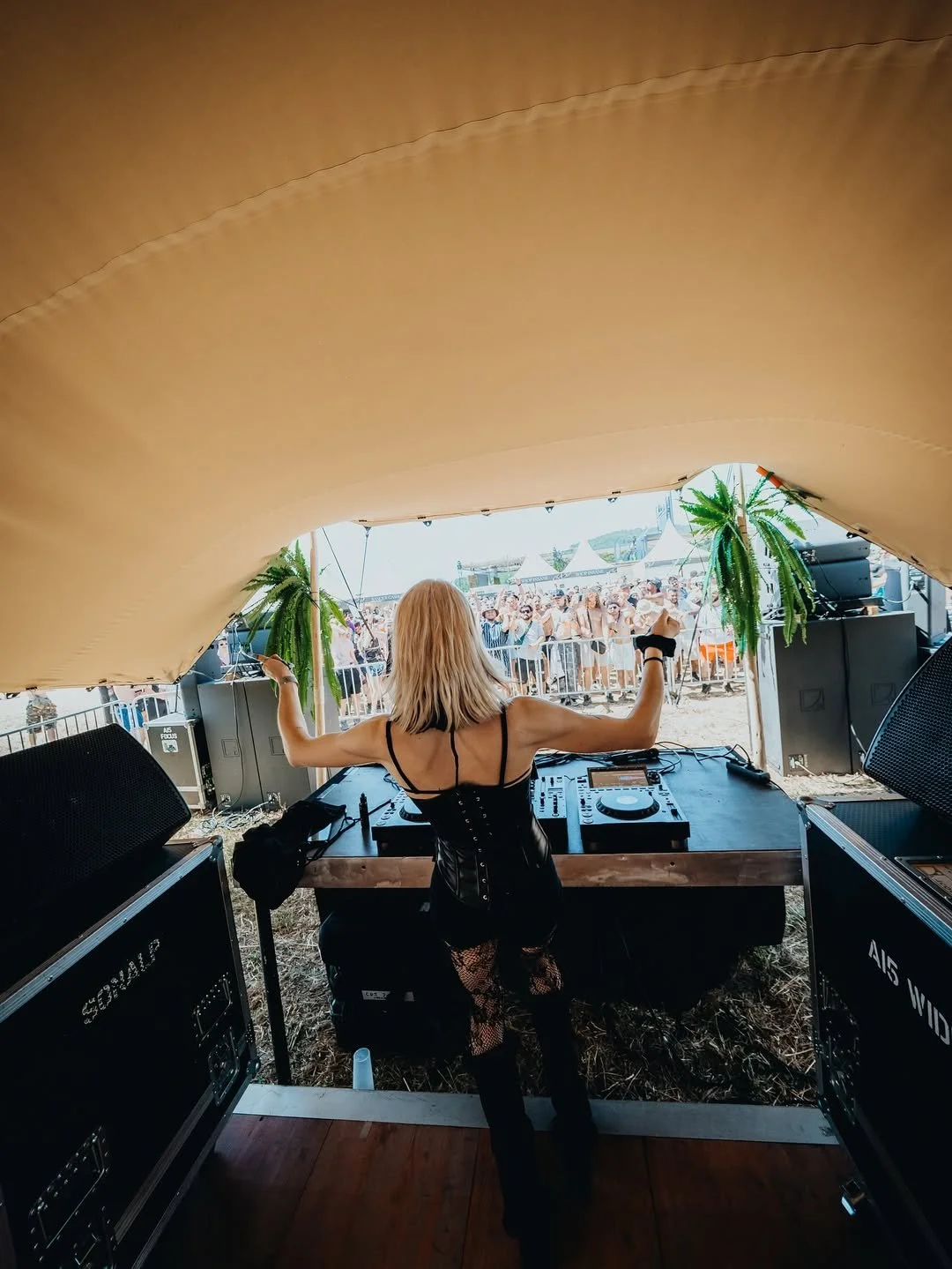 Installation d’une tente nomade pour une scène de l’Insane Festival, événement musical en plein air