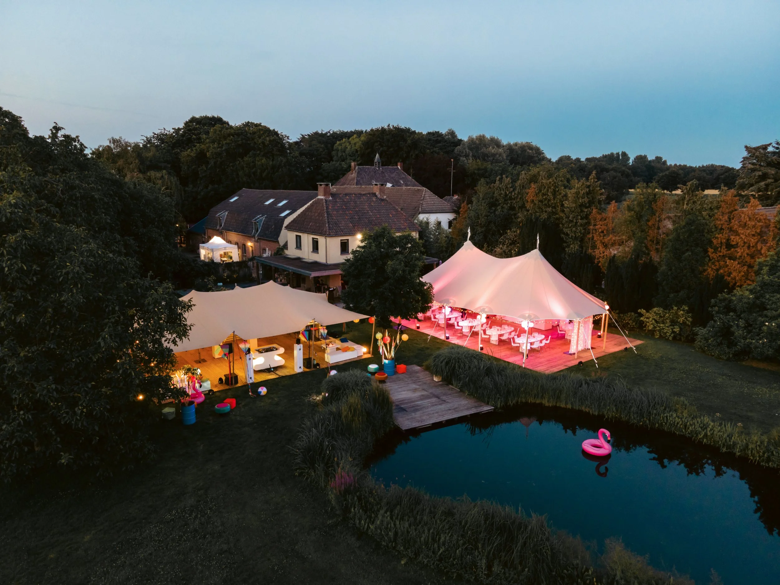 Nouveau modèle de tente Bohème ivoire, modulable et fermable par parois cristal