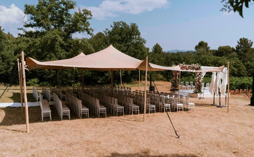 Tente nomade installée pour une cérémonie, calcul de surface selon invités