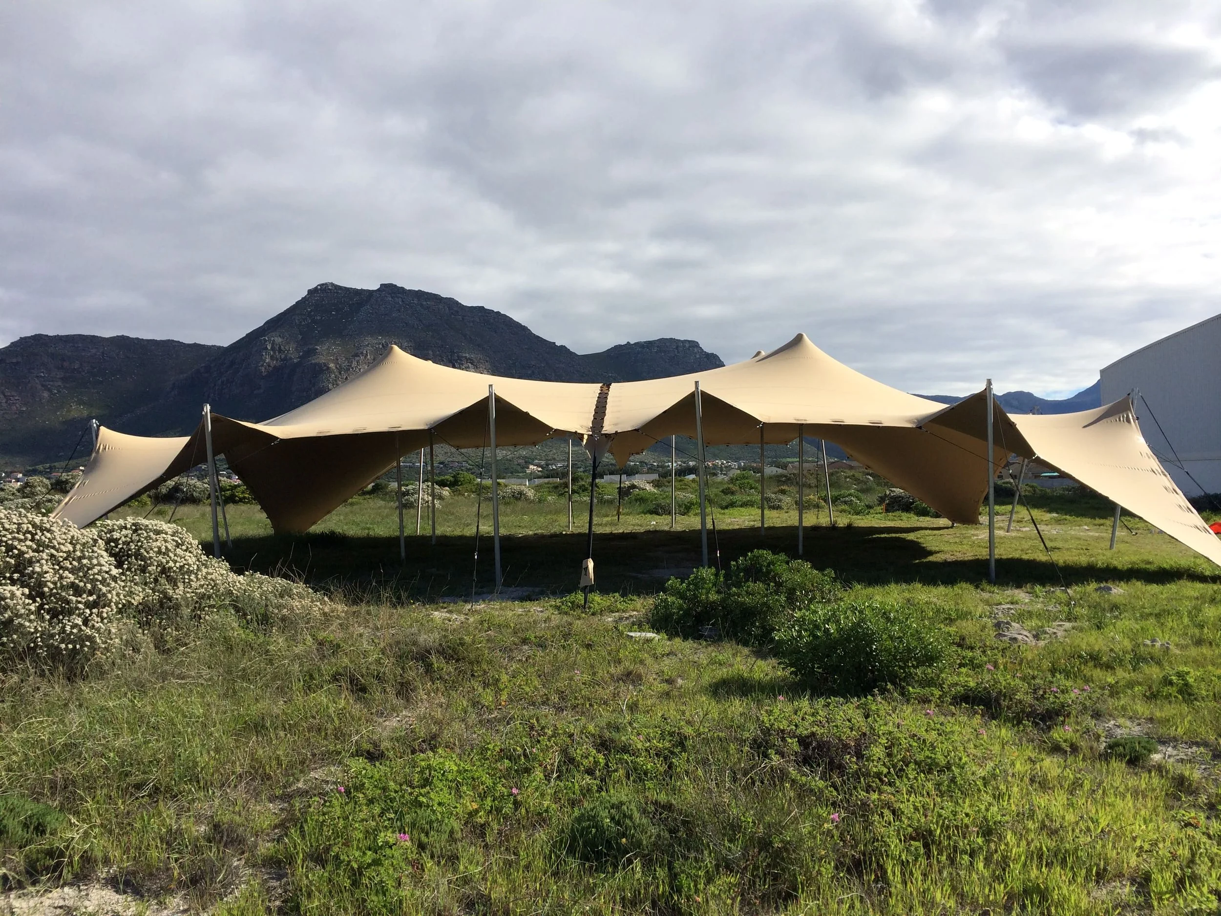Tente nomade installée pour un mariage dans le Var, structure sable 157 m²