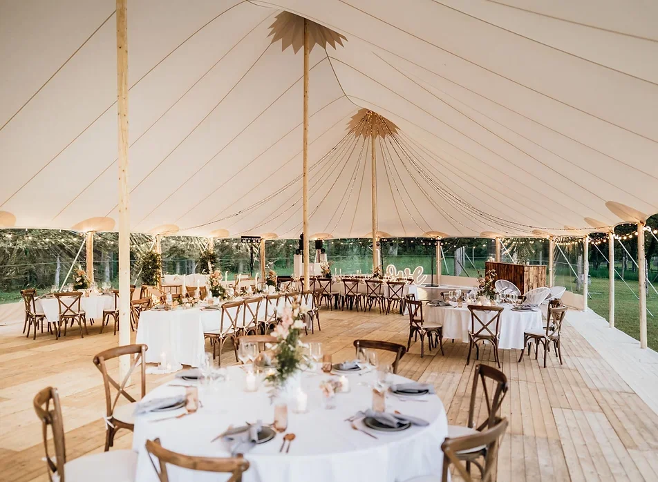 Intérieur sous tente Bohème ivoire aménagée pour un mariage