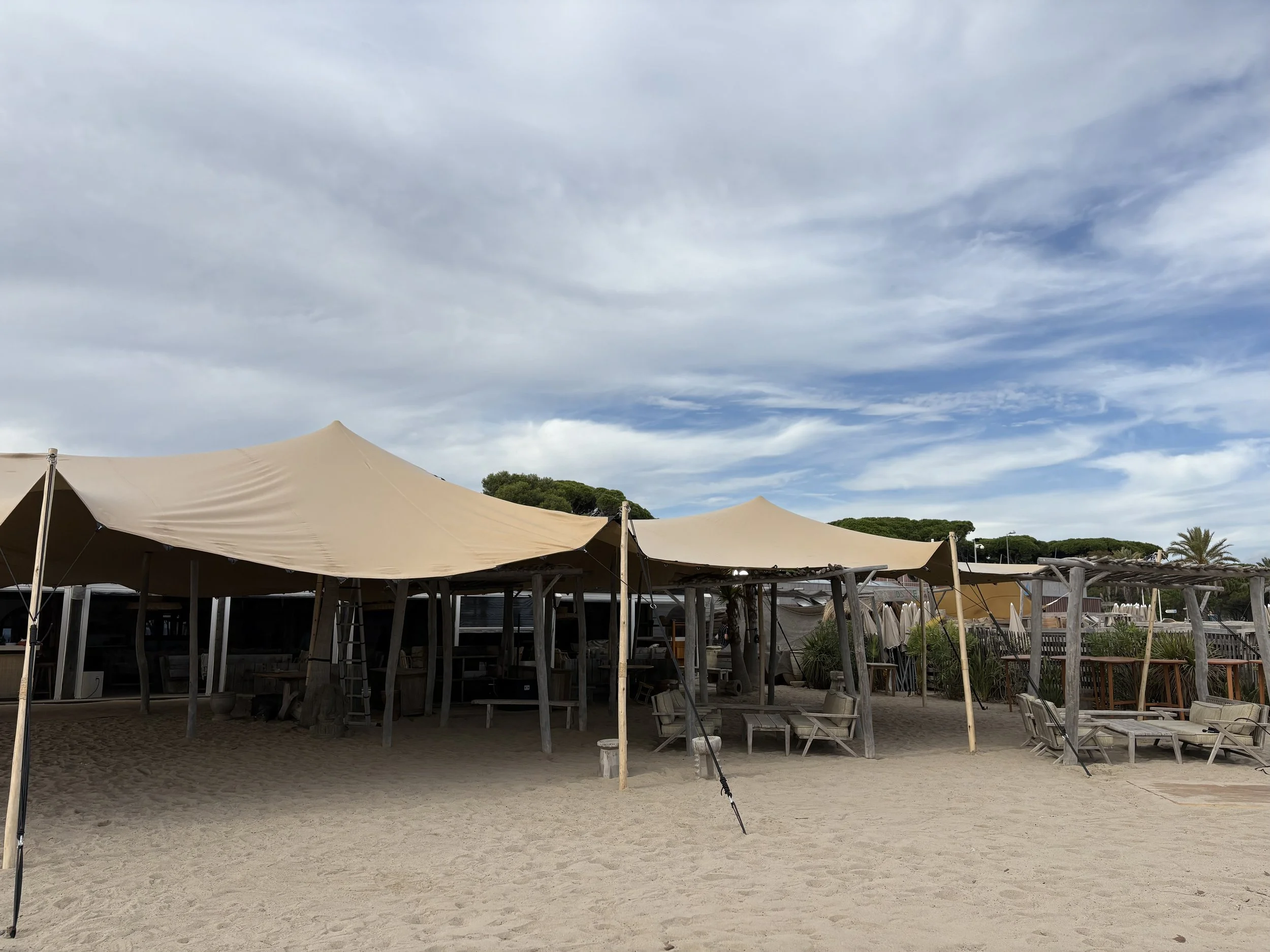 Montage de tente sur sol stabilisé avec ancrages renforcés