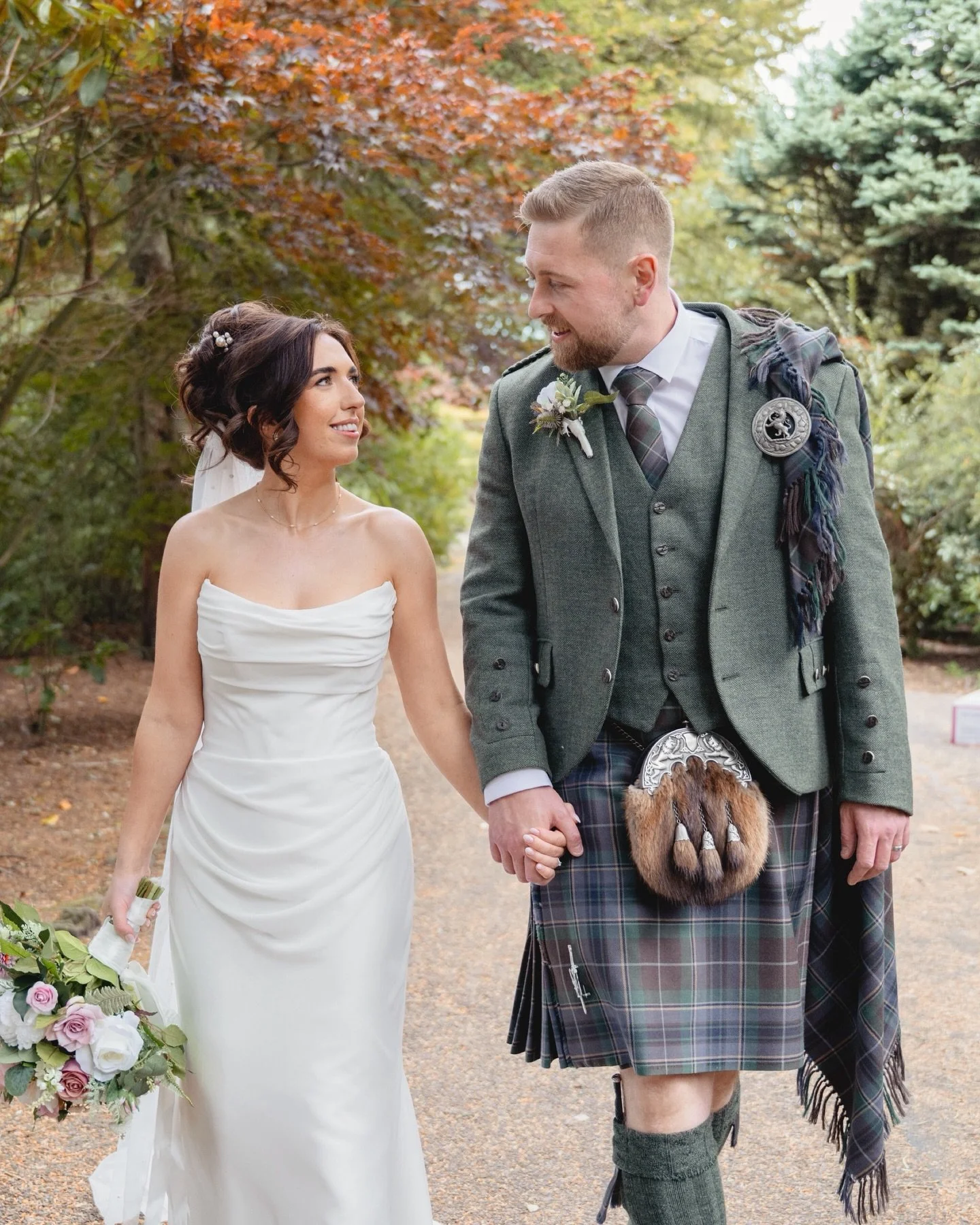 Kirsty &amp; George &hearts;️ Johnstone Gardens, Aberdeen.
.
Couples often ask me to keep the time away from their family and friends to a minimum, and I totally get it! This is your day, your moments and your time to be surrounded by your loved ones