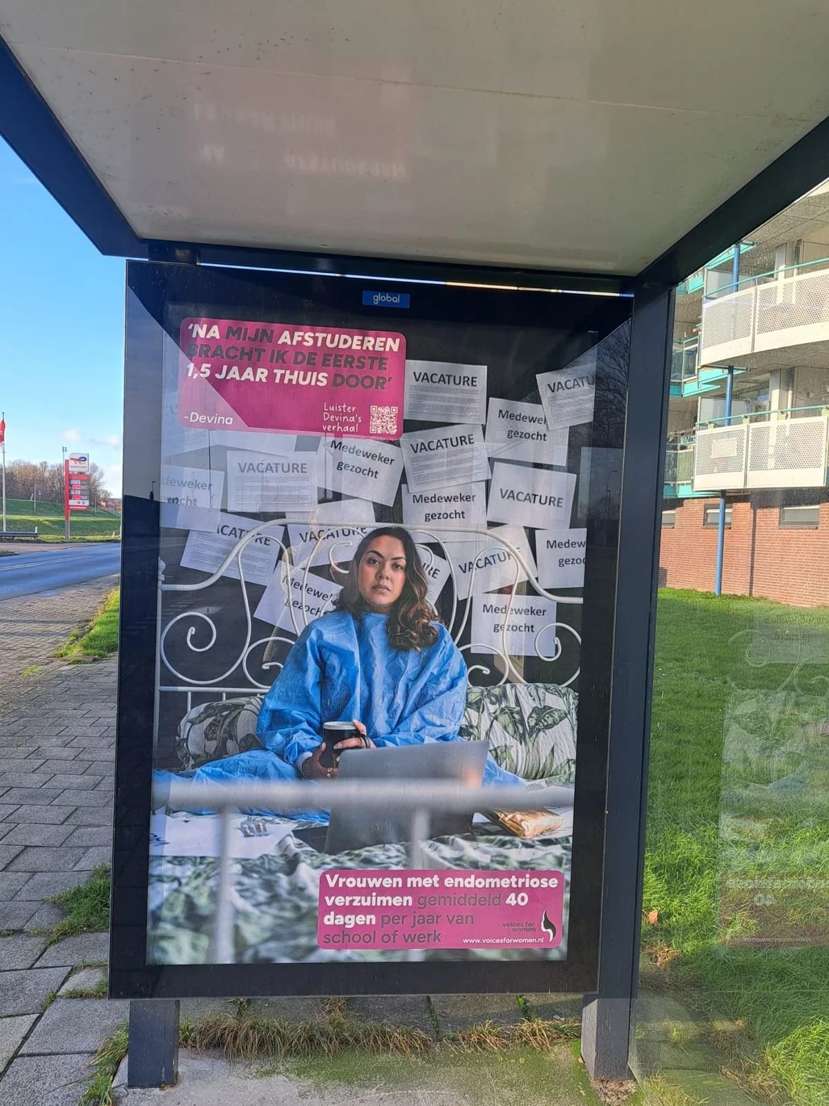Bushokje-campagnebeeld Voices for Women – impactvolle visuele communicatie voor bewustwording medische kennis