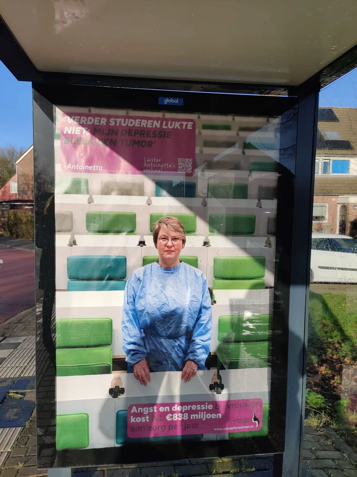 Bushokje-campagnebeeld Voices for Women – impactvolle visuele communicatie voor bewustwording medische kennis