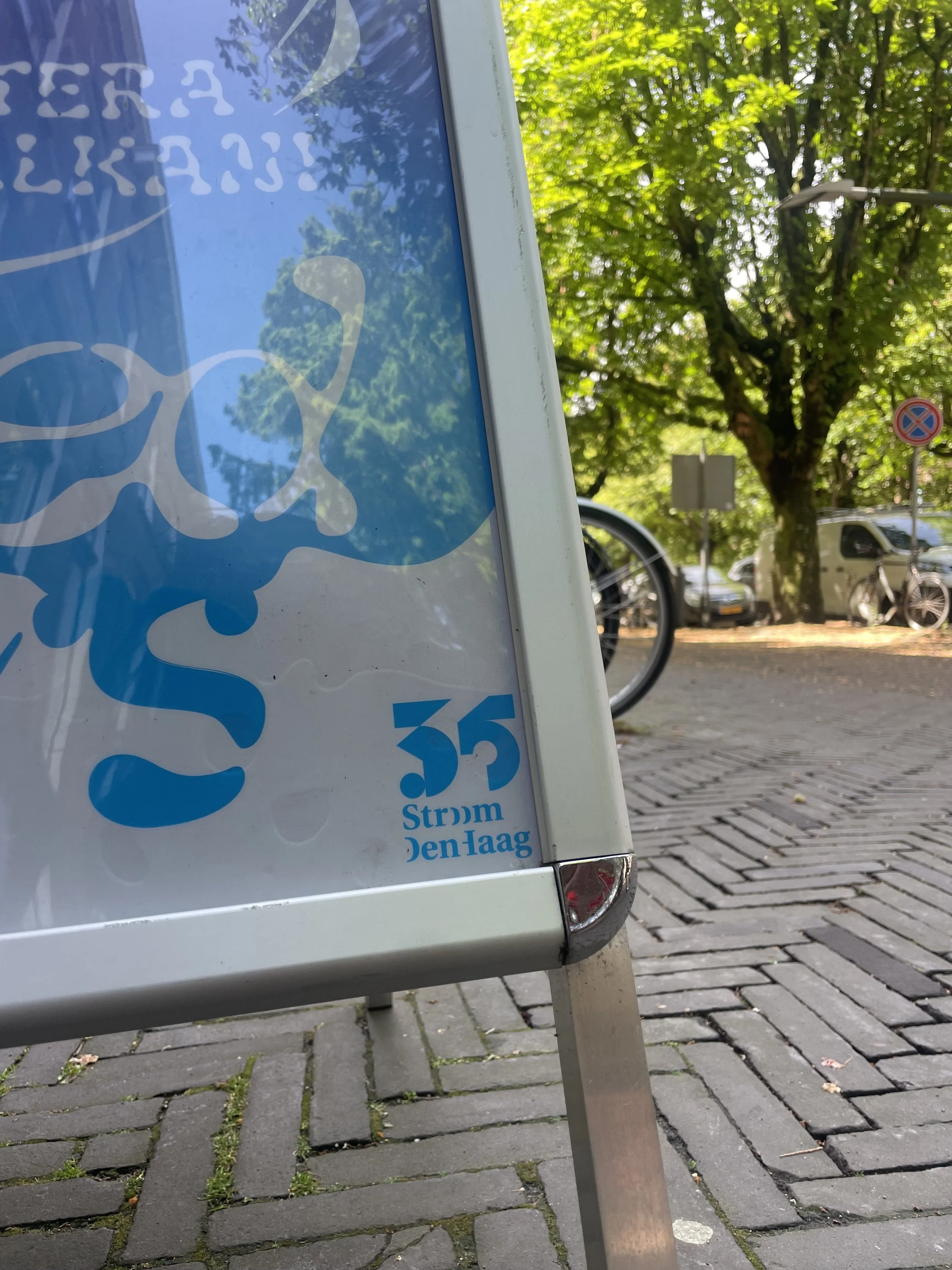 Ontwerpdetail symmetrie – evenwichtige blokstructuur in jubileumlogo voor visuele rust en herkenbaarheid