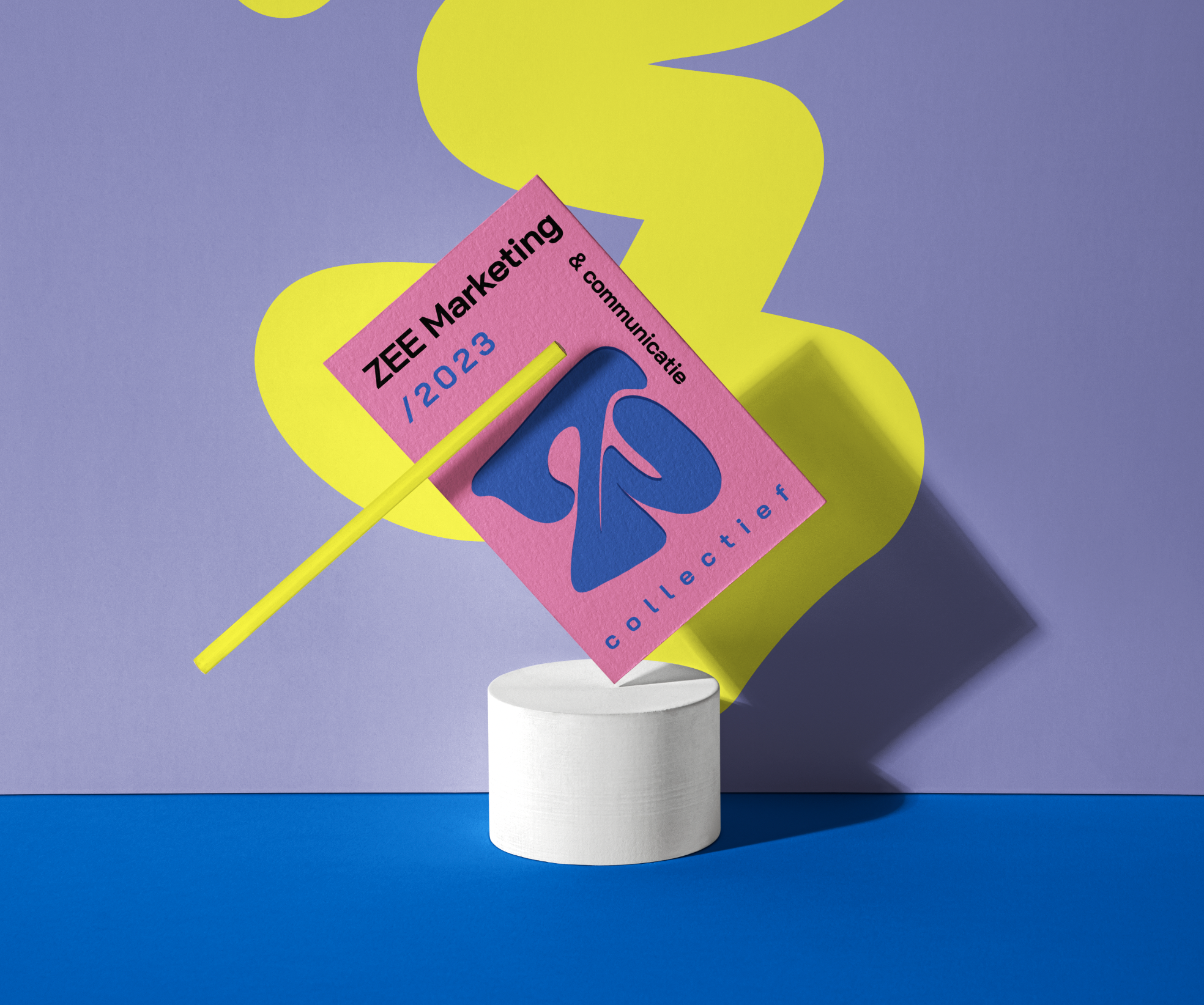 Een kleurrijk ontwerp met een roze kaart die zegt 'ZEE Marketing huisstijl ontworpen door branding and boosting