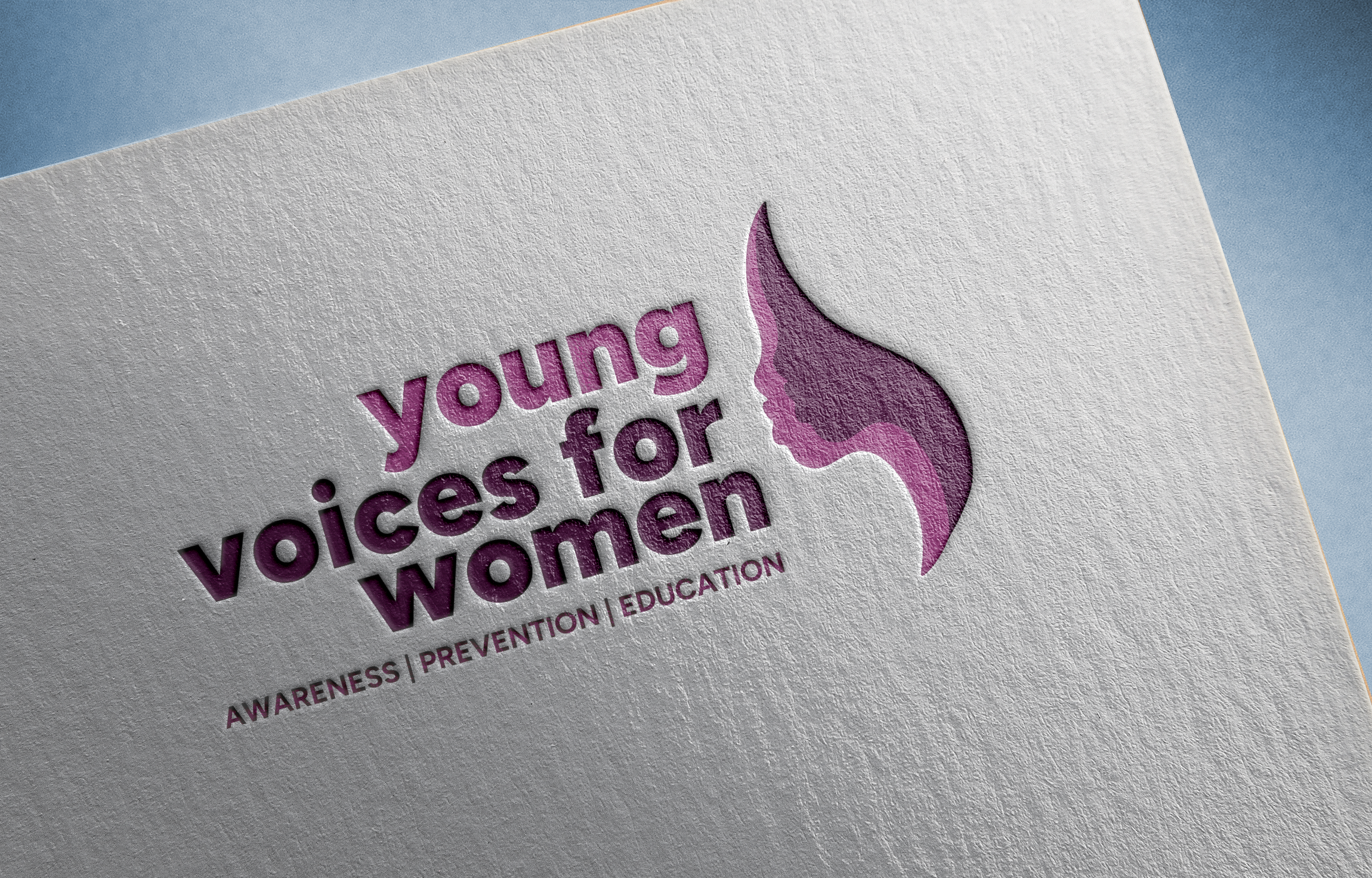 Hero logo pressed-effect – Young Voices for Women visueel identiteitsmerk met diepte en tactiliteit