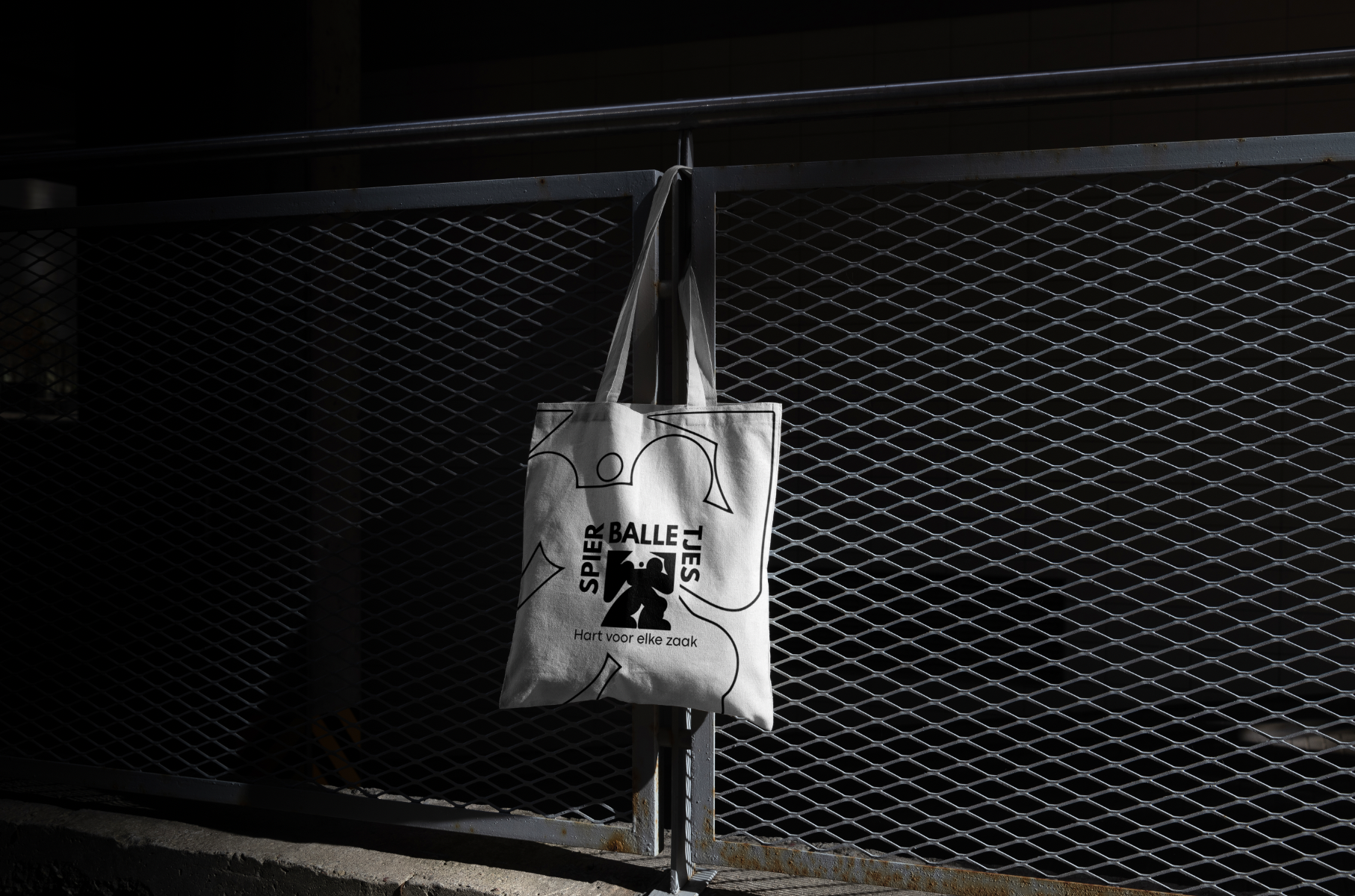Merchandise tas met logo- en huisstijlontwerp Spierballetjes – branding toegepast op merchandise