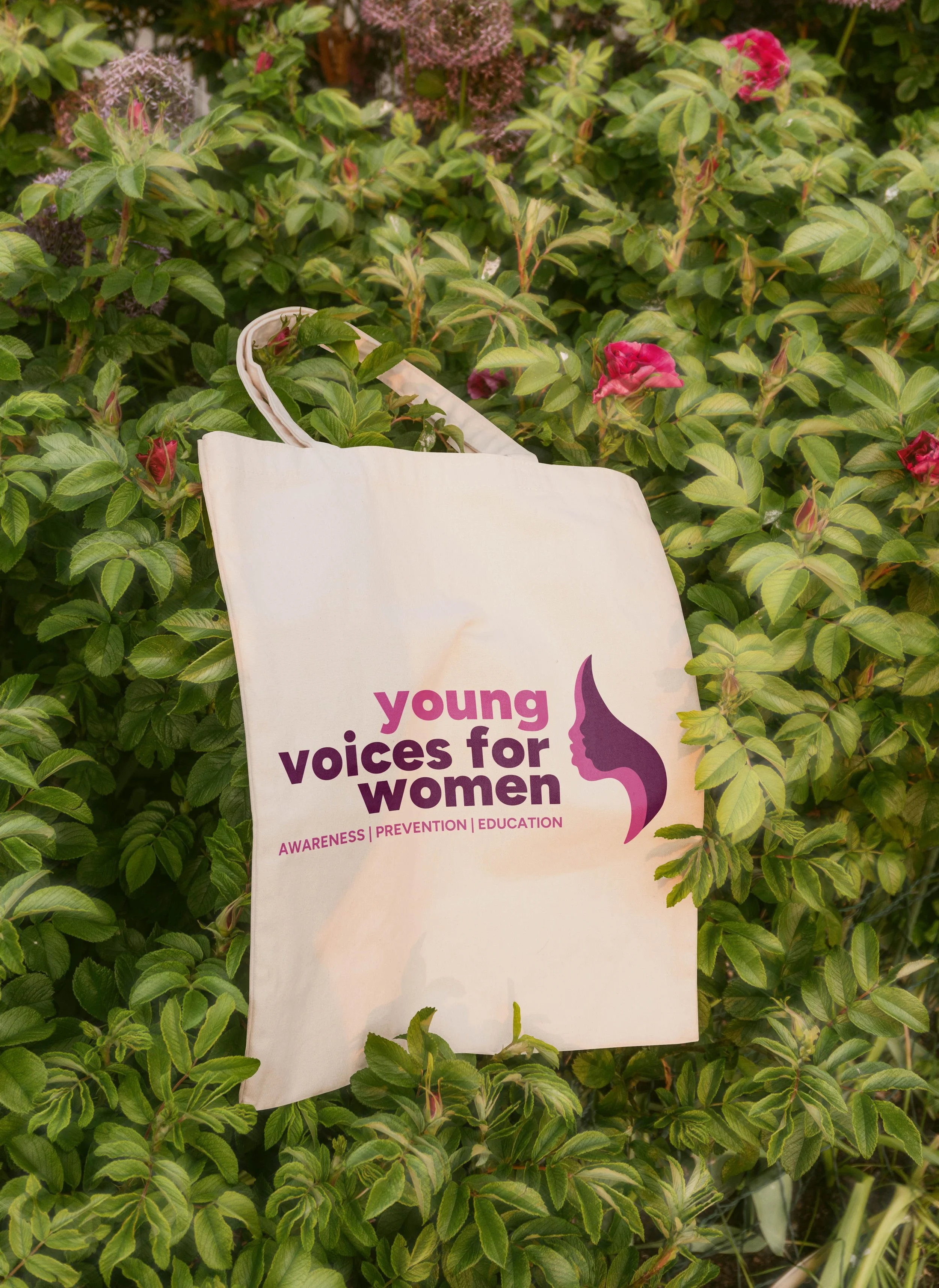 Merch mock-up: tas met Young Voices for Women logo en huisstijl – branding toegepast op product