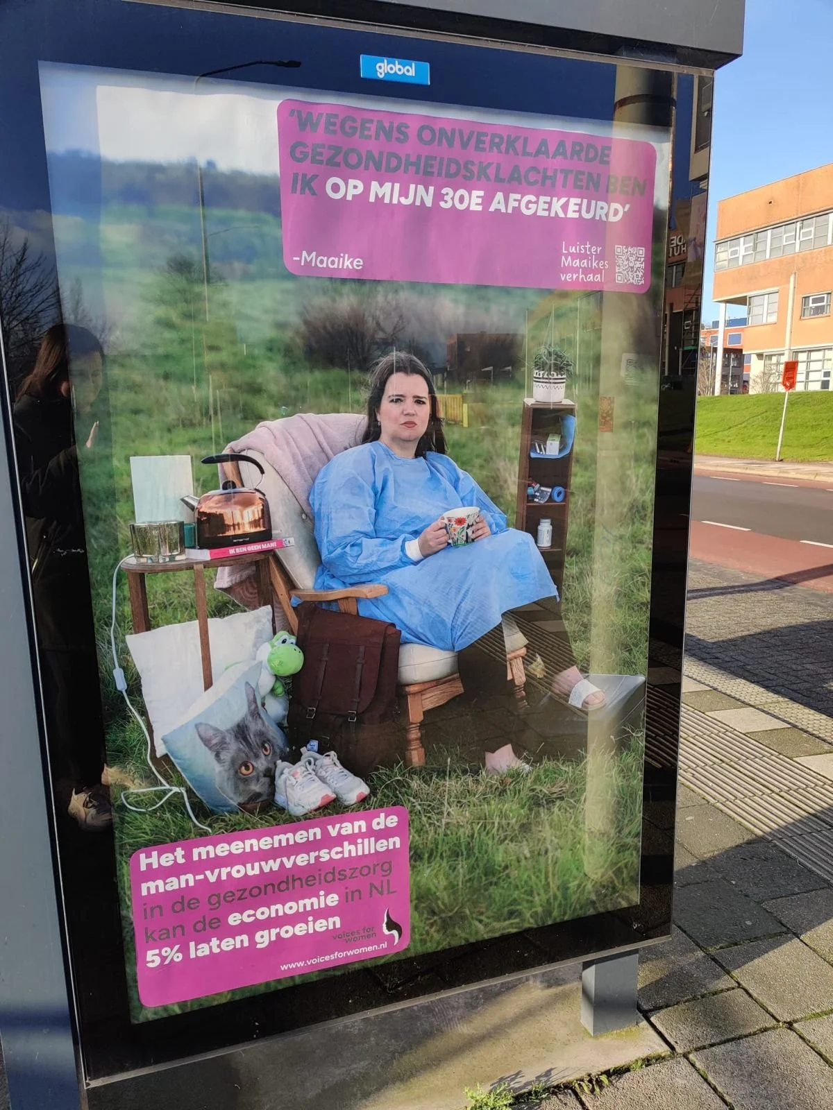 Campagneposter “Doodzieke Kosten” voor Voices for Women – krachtige fotografie van vrouwen met grafisch ontwerp in abri formaat