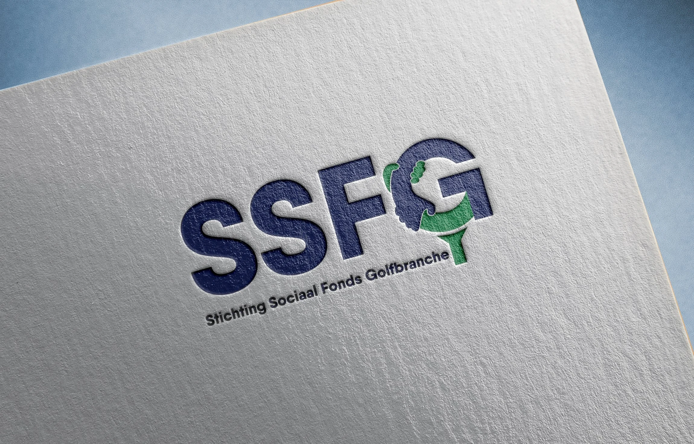 Logo van Stichting Sociaal Fonds Golfbranche met blauwe en groene elementen. professioneel ontworpen door branding and boosting