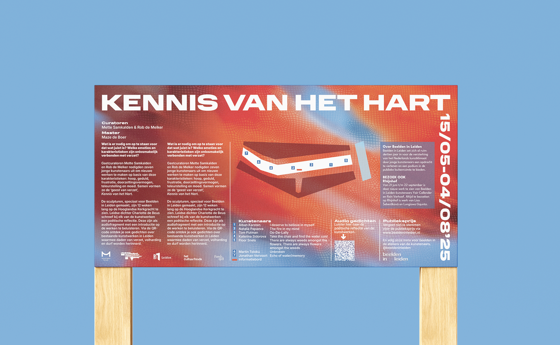 campagnebeeld design Een informatief bord met de titel 'KENNIS VAN HET HART', waarin tentoonstellingen, kunstenaars, en evenementen worden beschreven, met een schematische kaart van een locatie en contactgegevens.