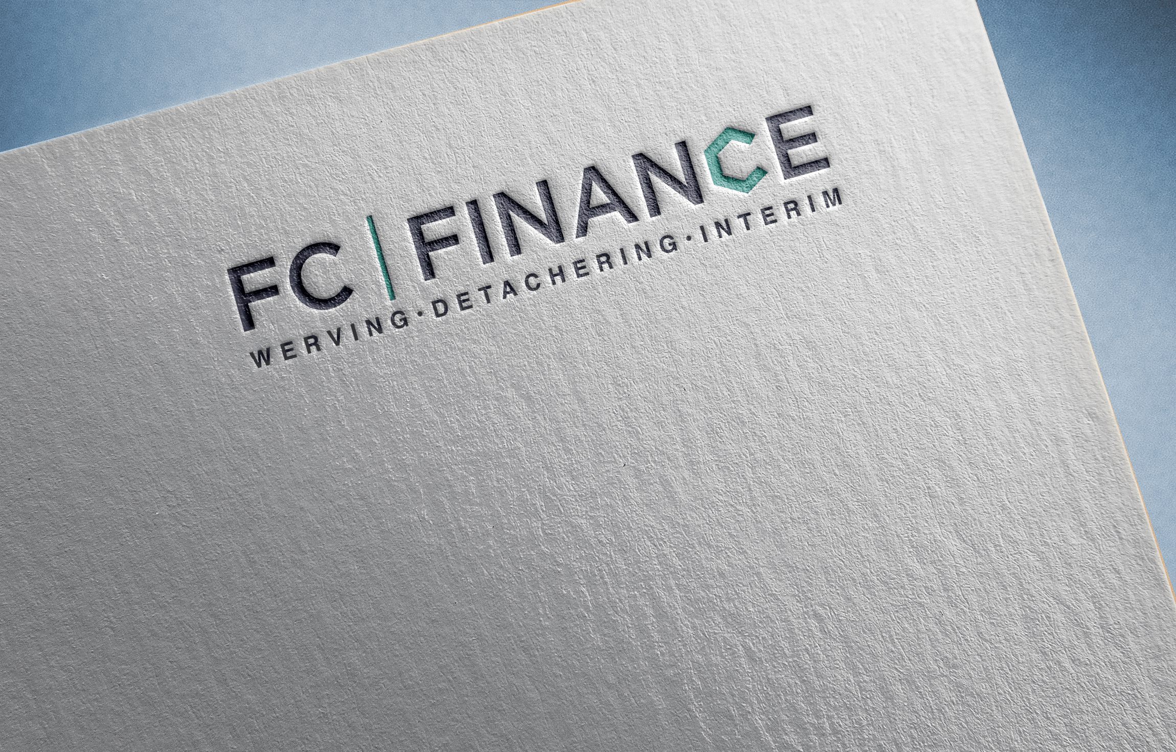 Close-up van een wit stuk papier met het logo en de naam van FC Finance, inclusief de woorden Werving, Detachering en Interim onder de naam. ontworpen door professional branding and boosting