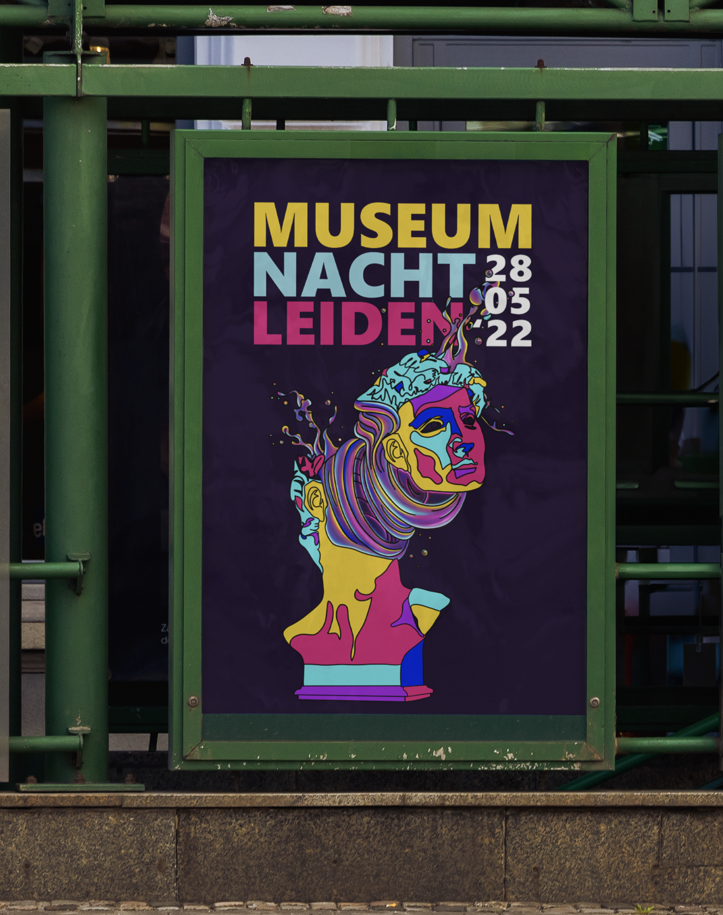 Posterpresentatie voor Museum Nacht in Leiden met datumaanduiding 28 mei 2022, met kleurrijke illustratie van een kunstmatige hoofdsculptuur.