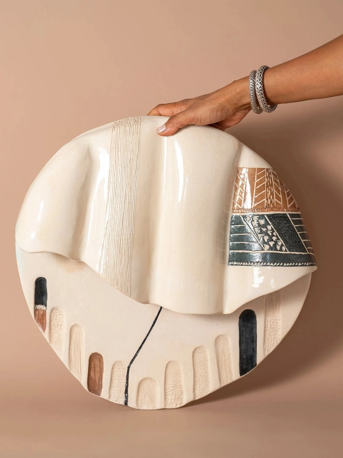Détail texture en grès chamotté, pièce sculpturale de la collection TERRAIN — Siham Djebbar Ceramics