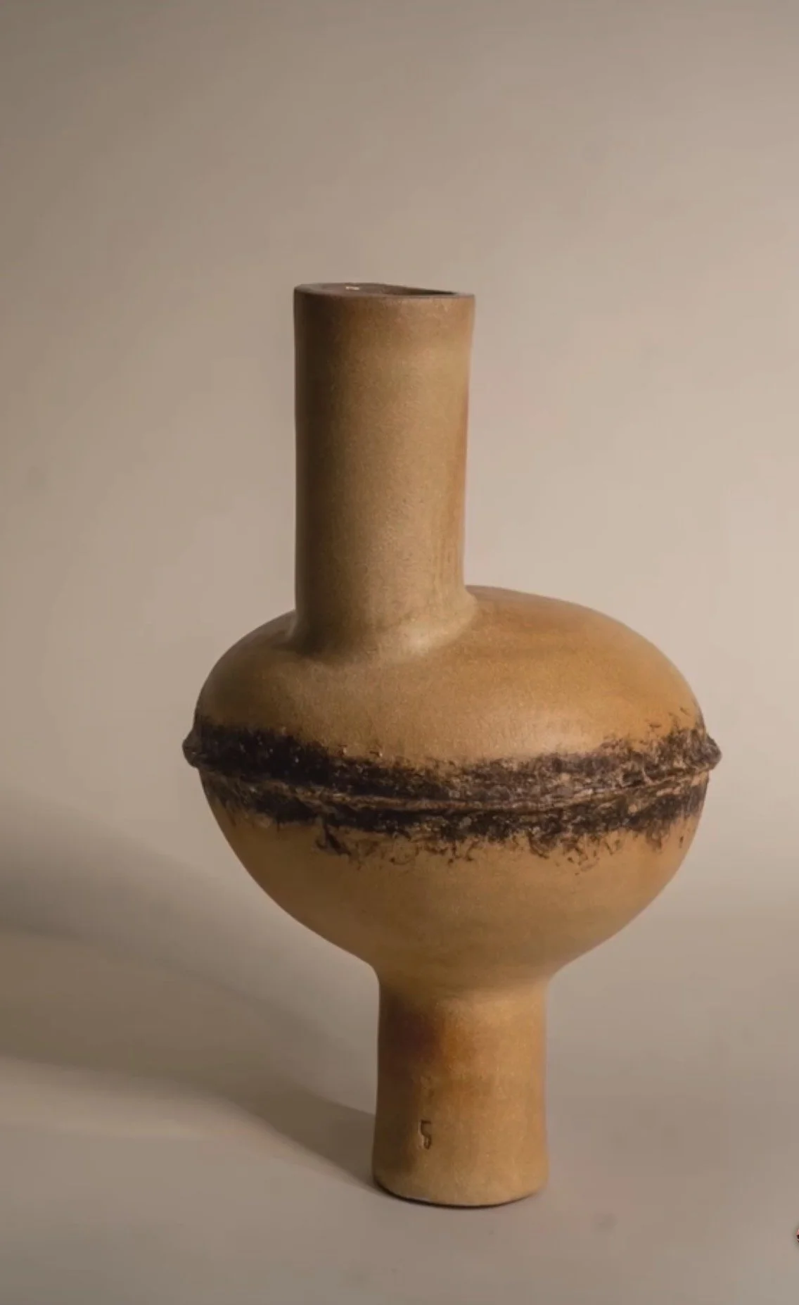 Belly 02, sculpture en grès chamotté, série Female — Siham Djebbar Ceramics