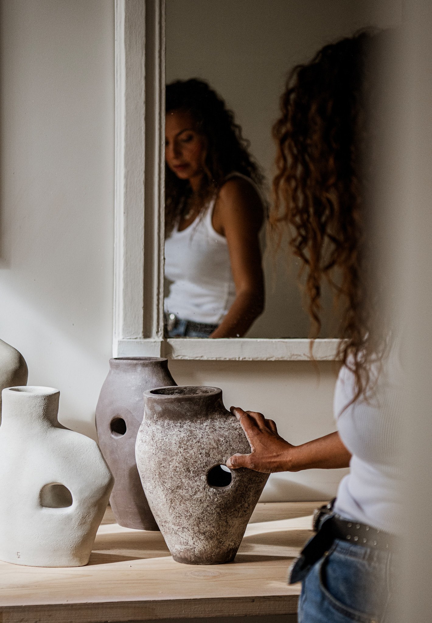 Siham Djebbar, céramiste basée à Paris, fondatrice de Siham Djebbar Ceramics, dans son atelier