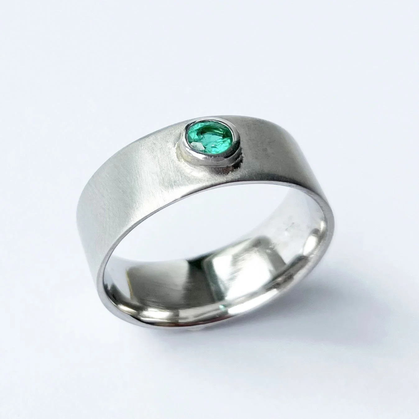 Széles fehérarany smaragd eljegyzési gyűrű