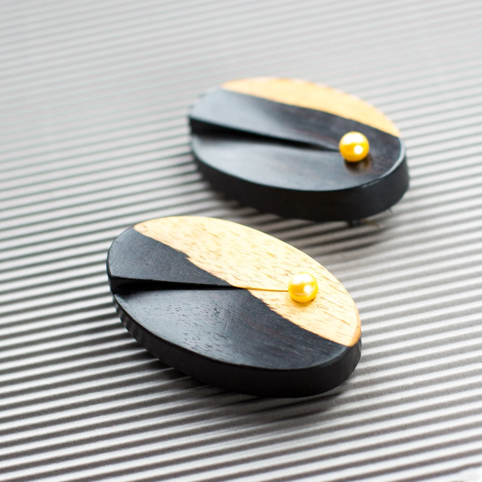 2 színű ébenfa sárga japán Akoya gyönggyel, 85.000 Ft/db