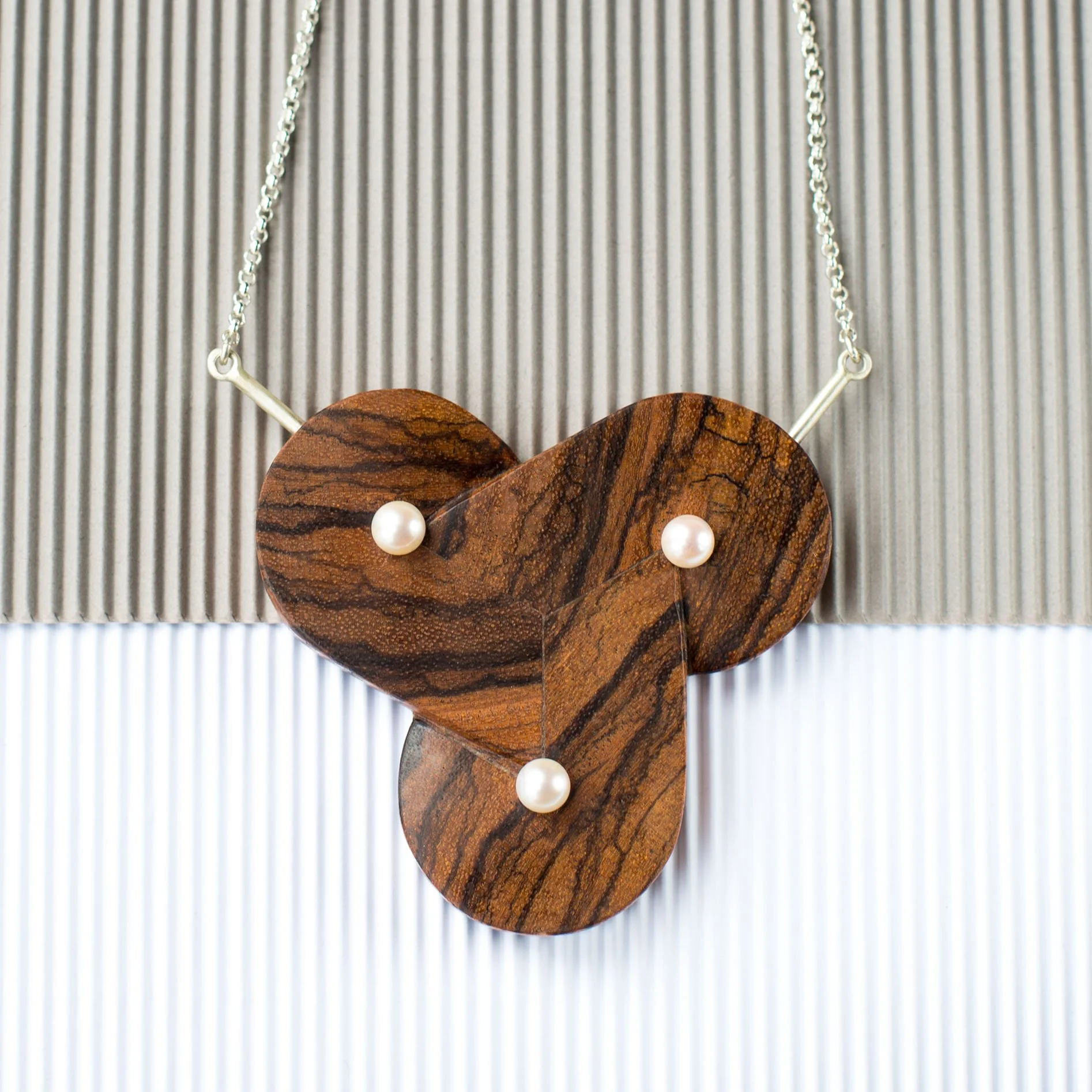 Flow zebrano fa lánc japán Akoya gyönggyel, 95.000 Ft