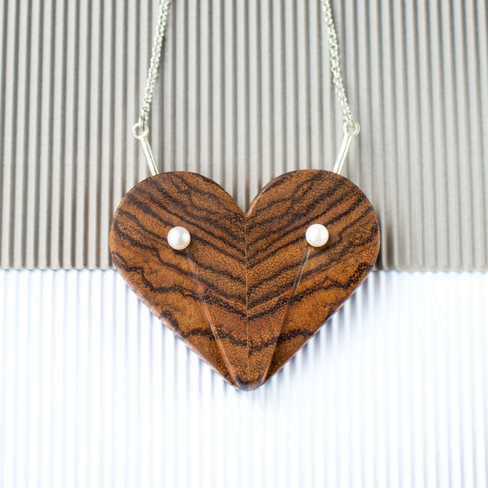 Flow zebrano fa szív alakú lánc japán Akoya gyönggyel, 95.000 Ft 