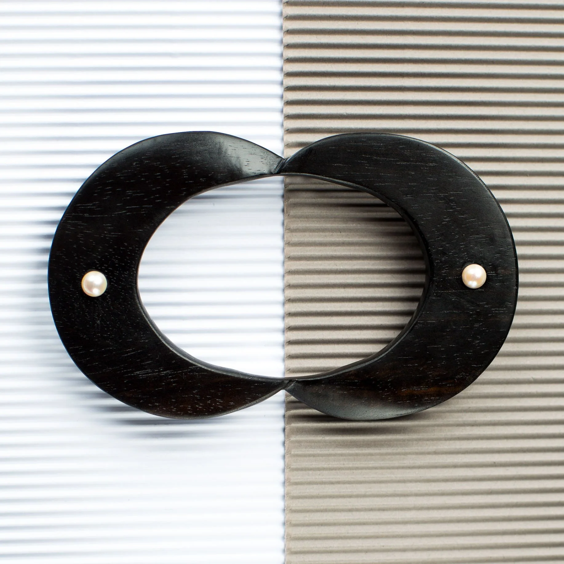 Flow ébenfa karkötő japán Akoya gyönggyel, kicsi méret, 95.000 Ft