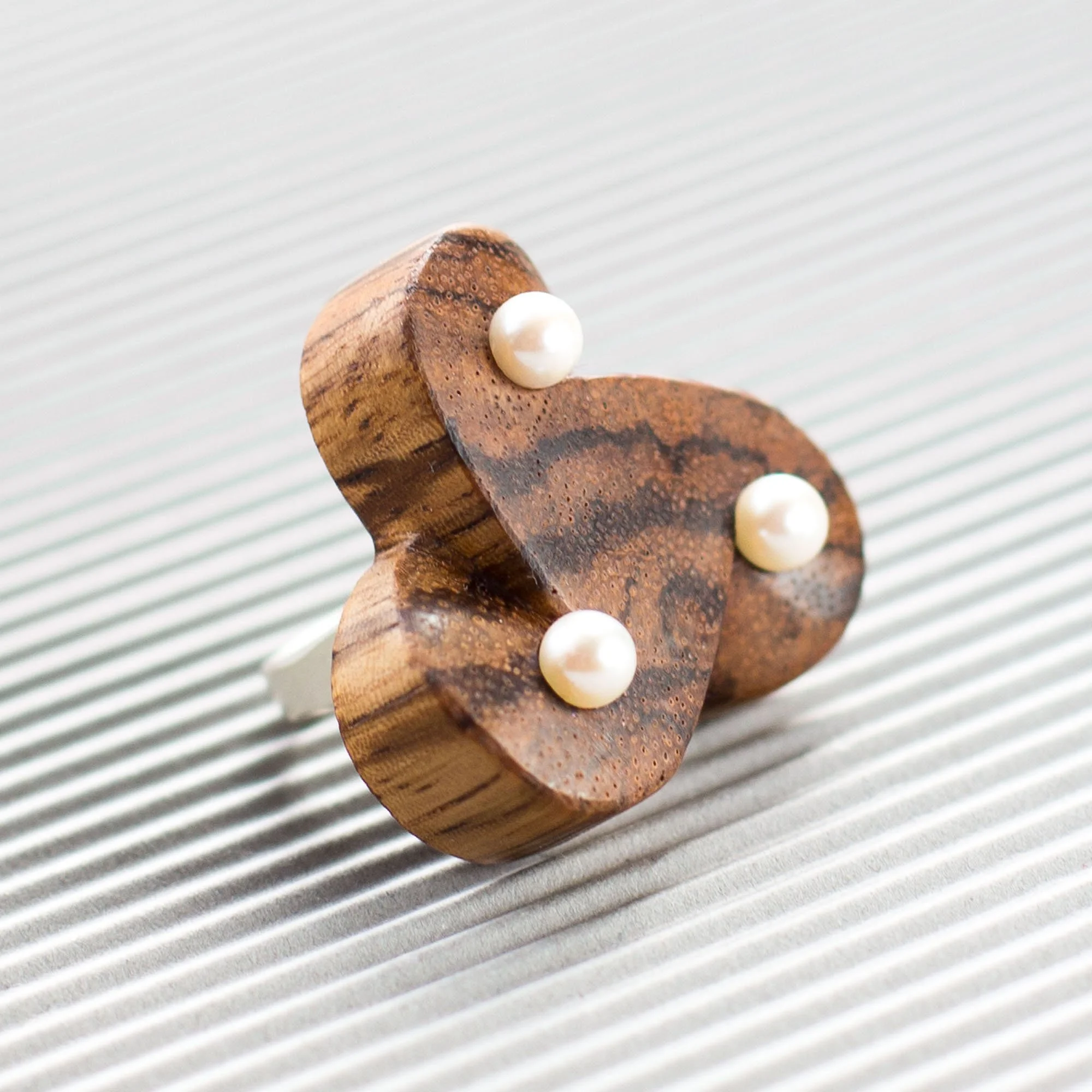 Flow zebrano fa gyűrű fekete édesvízi gyöngyökkel, 75.000 Ft