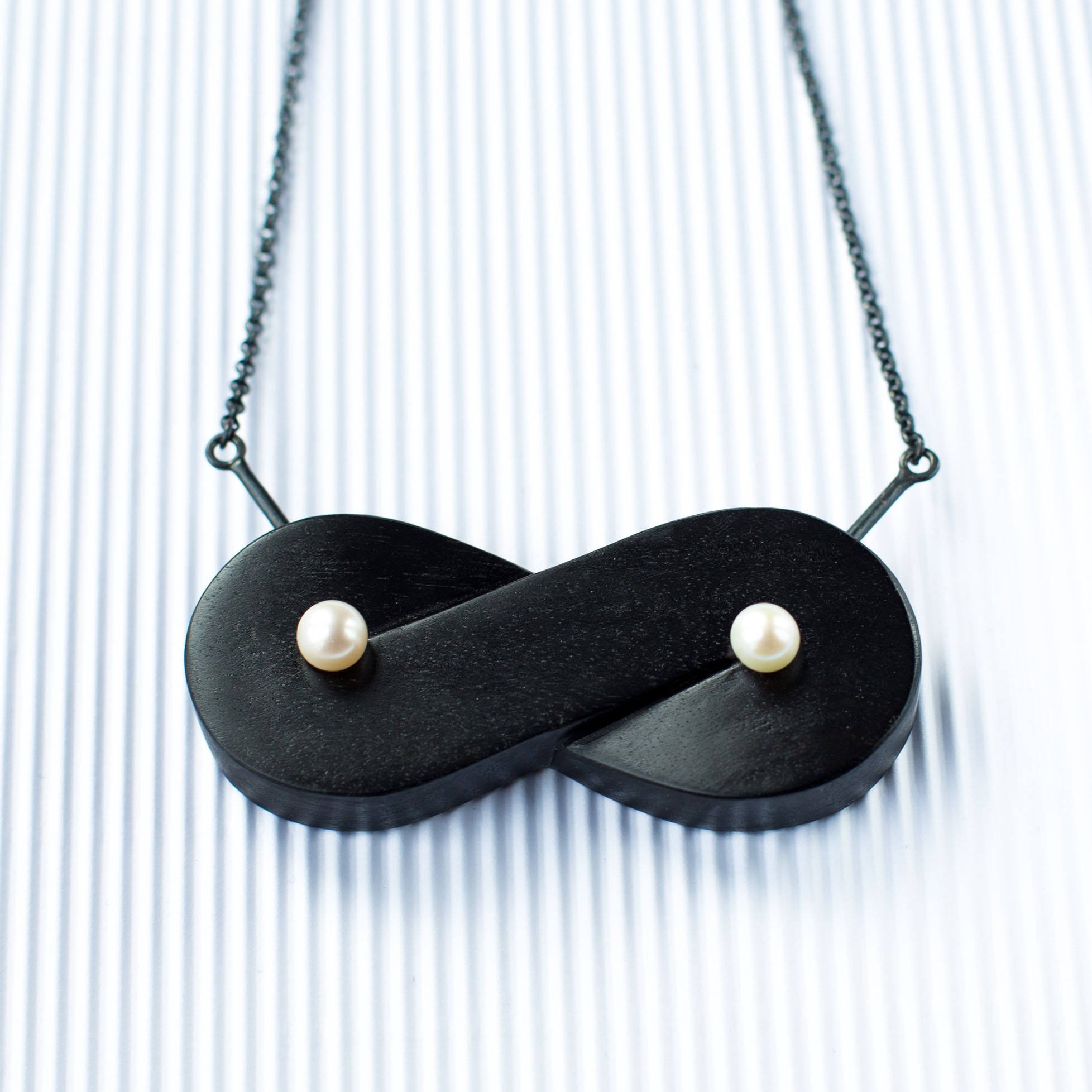 Flow végtelen nyaklánc, ébenfa, édesvízi gyöngy, 95.000 Ft