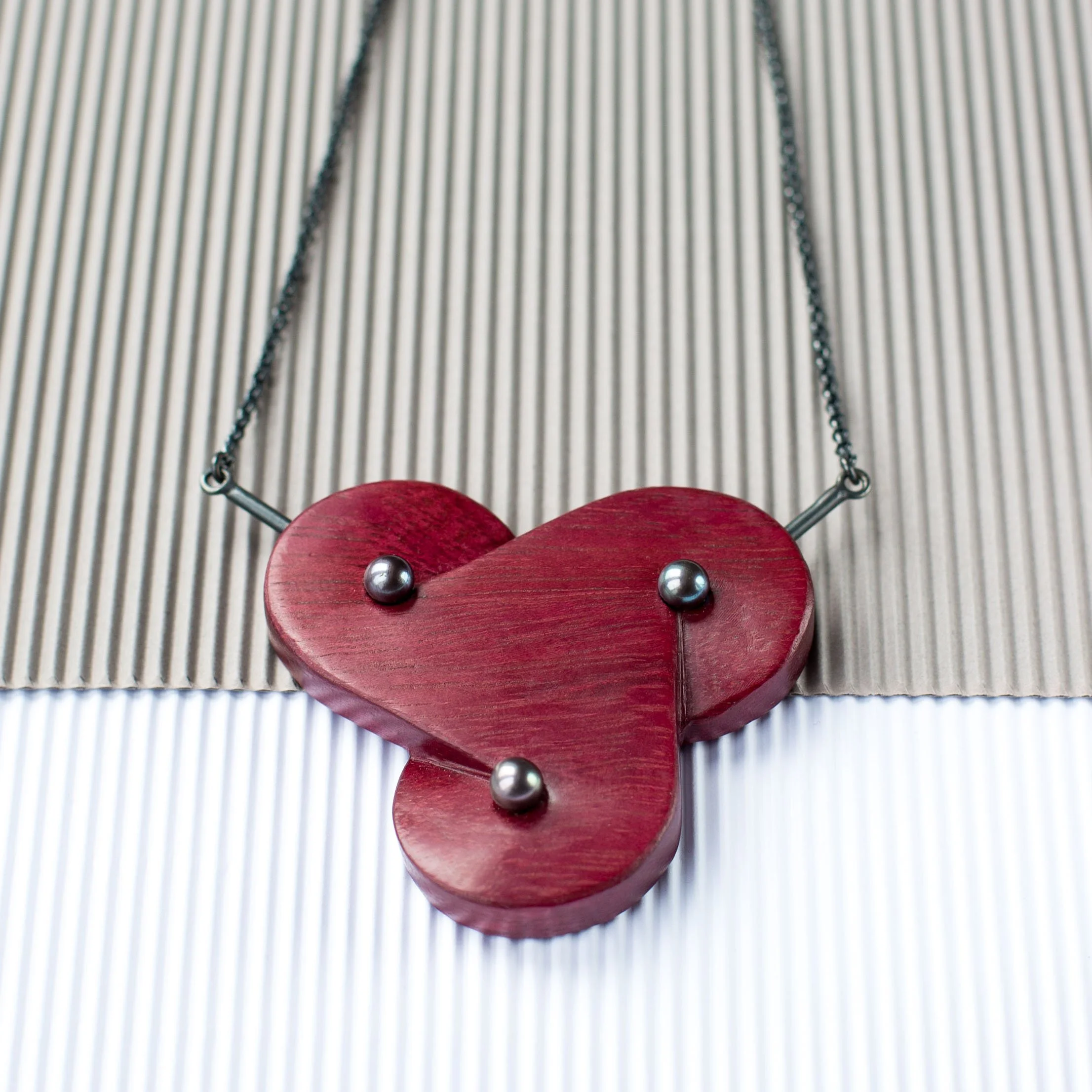 Flow amarántfa nyaklánc fekete édesvízi gyöngyökkel, 95.000 Ft