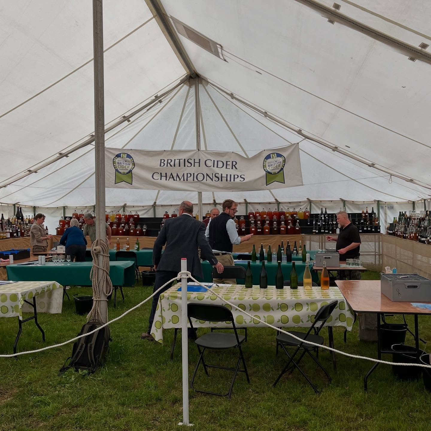 Was an honour and privilege to be judging at this years @royalbathandwest alongside the amazingly knowledgeable @tomoliverscider - we had a great time supping, debating, and enjoying the champagne cider selection this year - well done to everyone! 
.