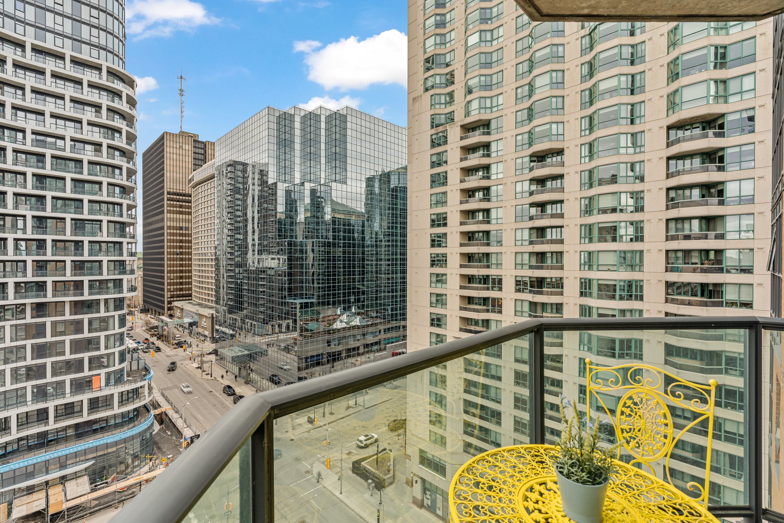 1403-445LaurierAve-16.jpg