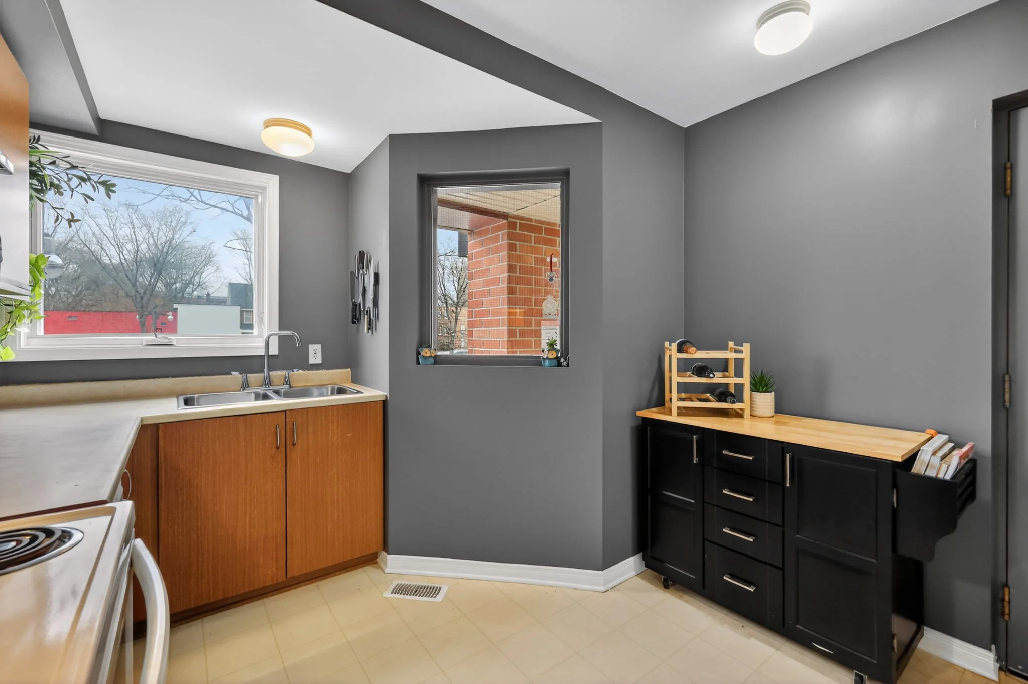 8-web-or-mls-272-king-edward-ave.jpg