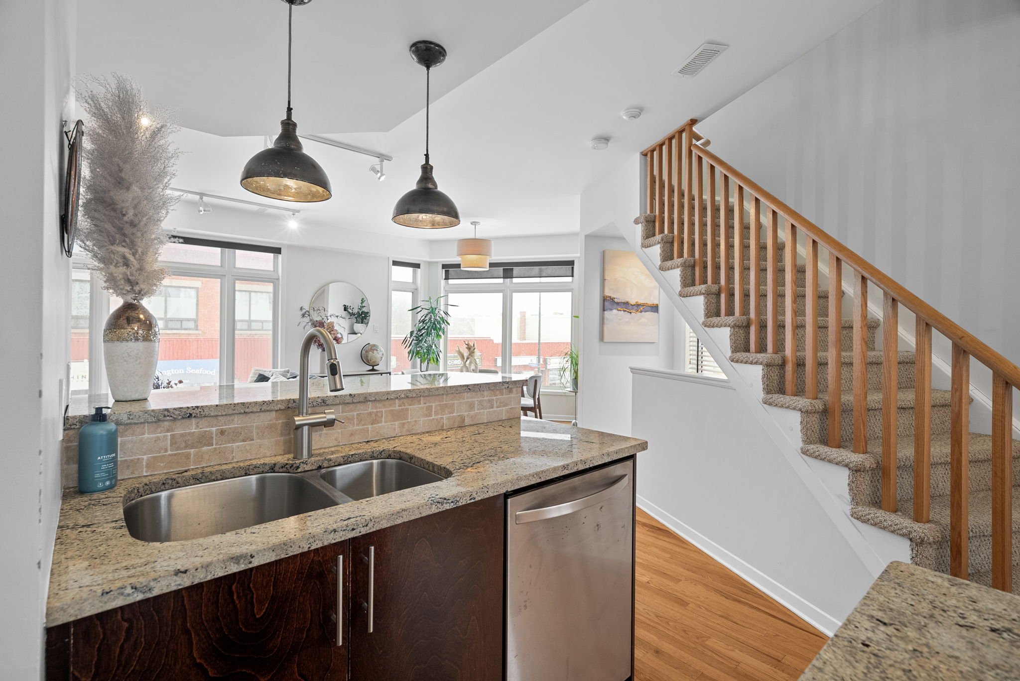 11-web-or-mls-4-sherbrooke-ave.jpg