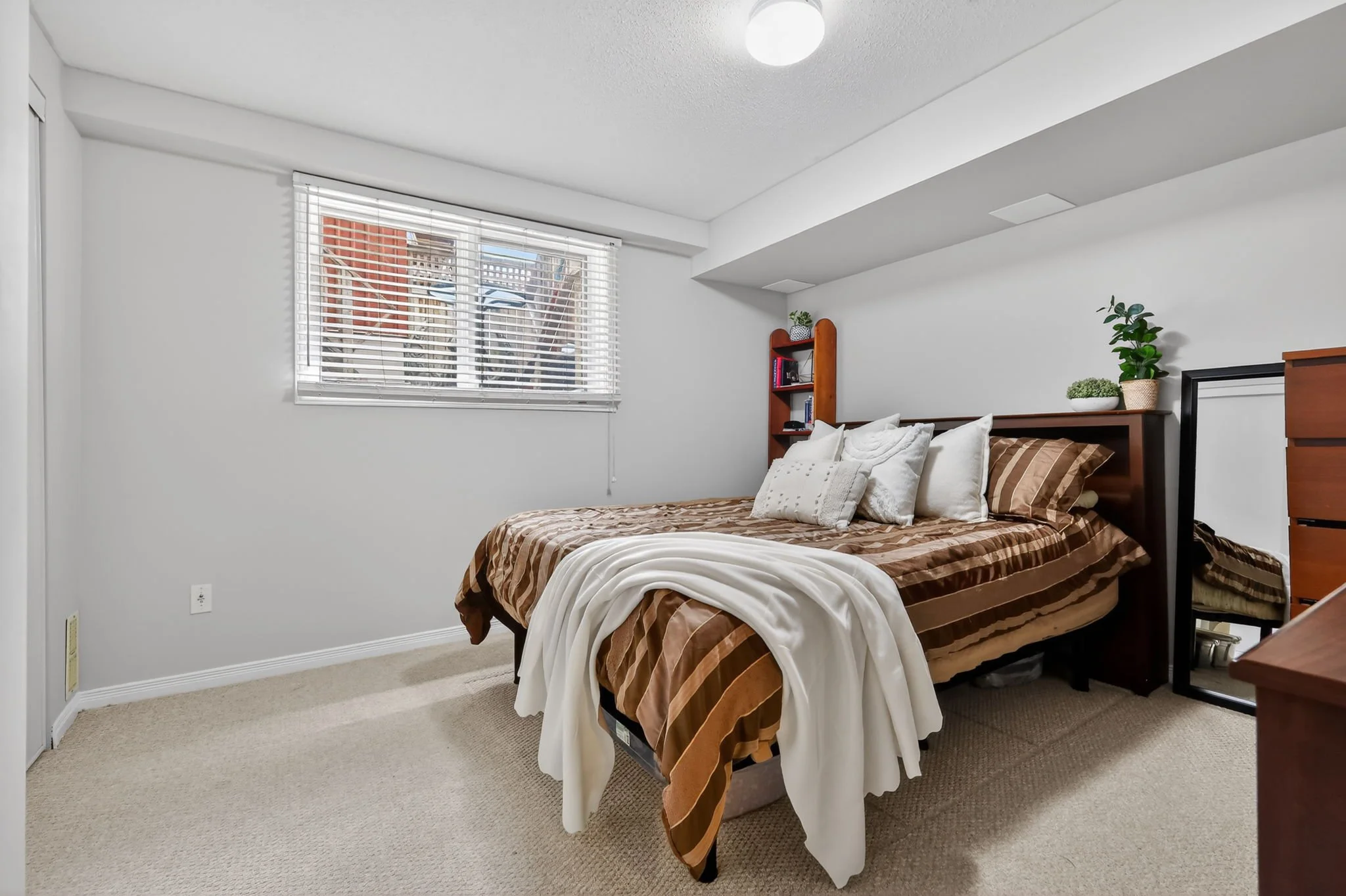 21-web-or-mls-272-king-edward-ave.jpg
