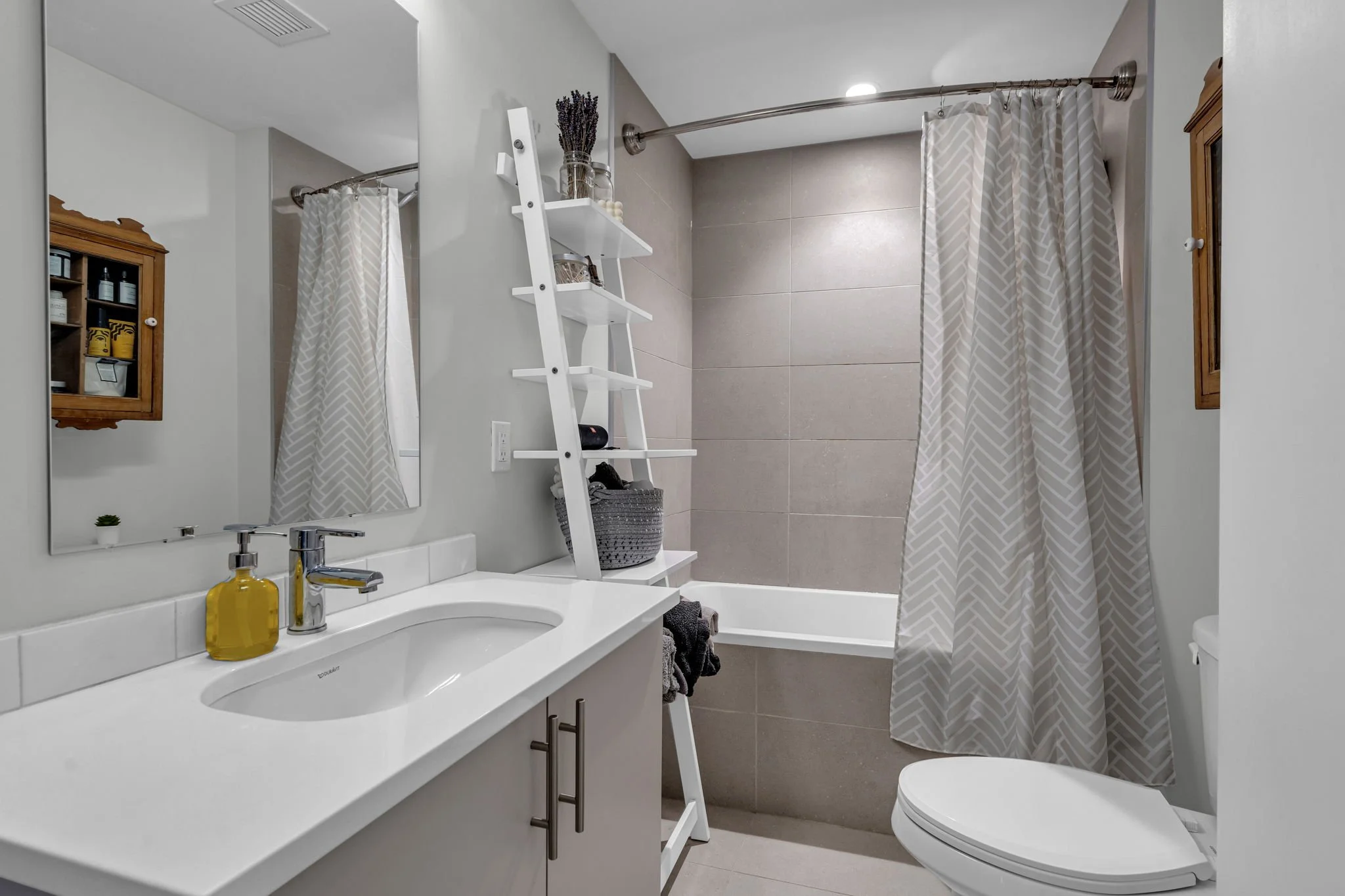 21-web-or-mls-1000-wellington-st-w-210.jpg