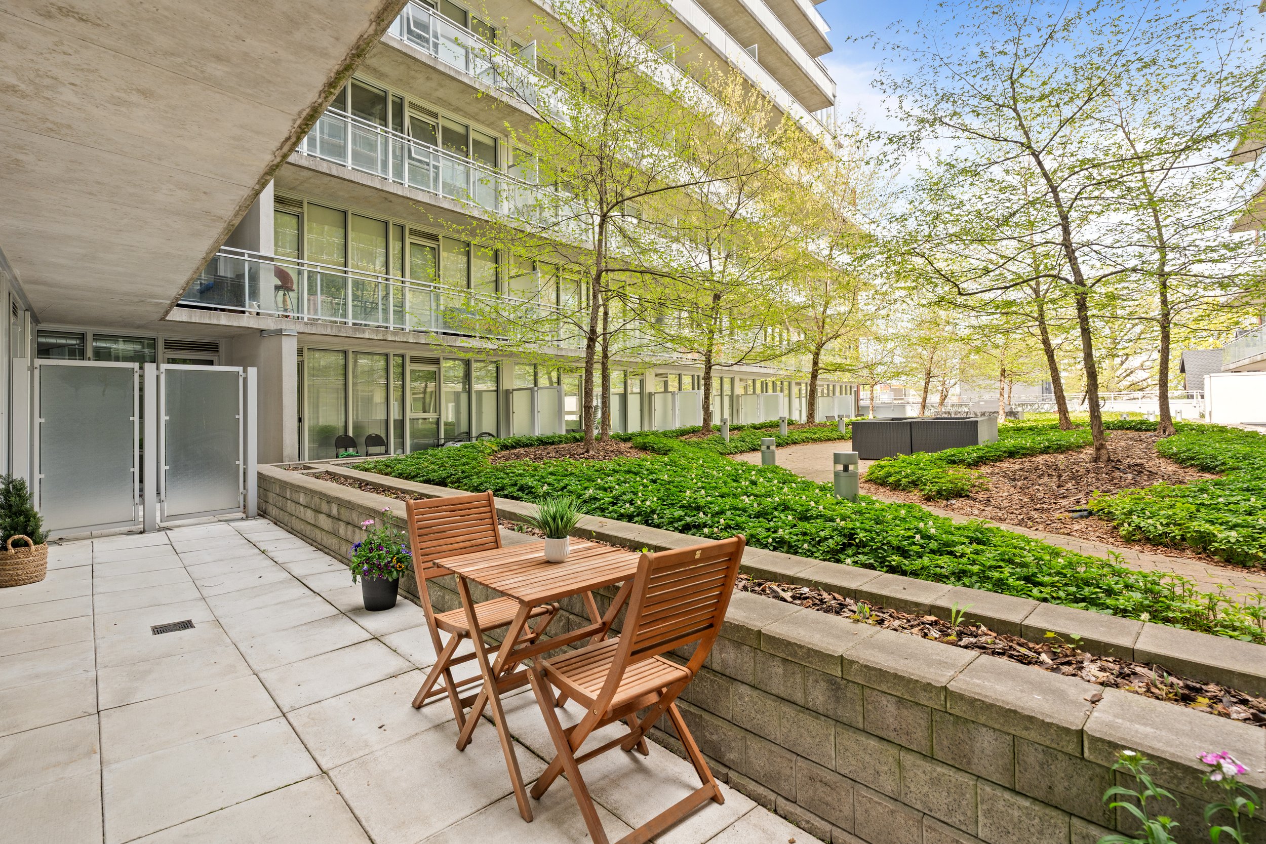206-354GladstoneAve-18.jpg