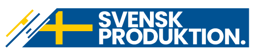 Svensk Produktion-logo – Blåt rektangulært design med hvid fed tekst og et stiliseret gult svensk flagkors til venstre, med diagonale industrielle linjer.