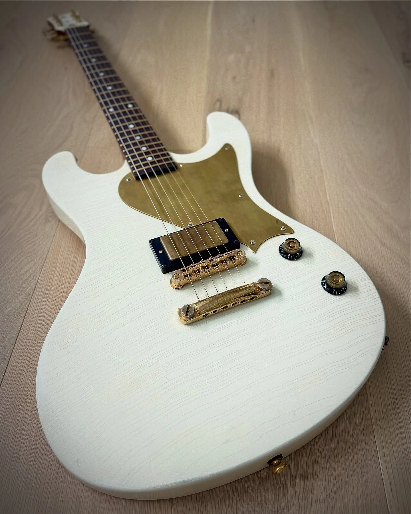 This one&rsquo;s mine. 
Get yours at the website. Link in bio..
.
.
.
.
#customguitar 
#highendguitars 
#boutiqueguitars
