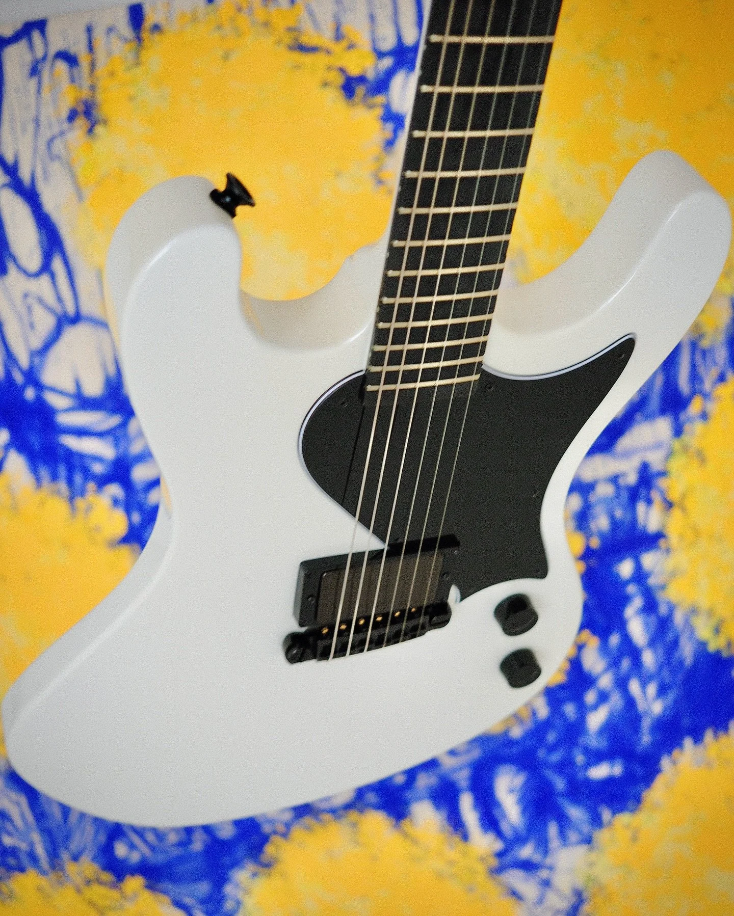 Pearl white 77-X
visiting a stunning piece 
by @willbeuntitled
